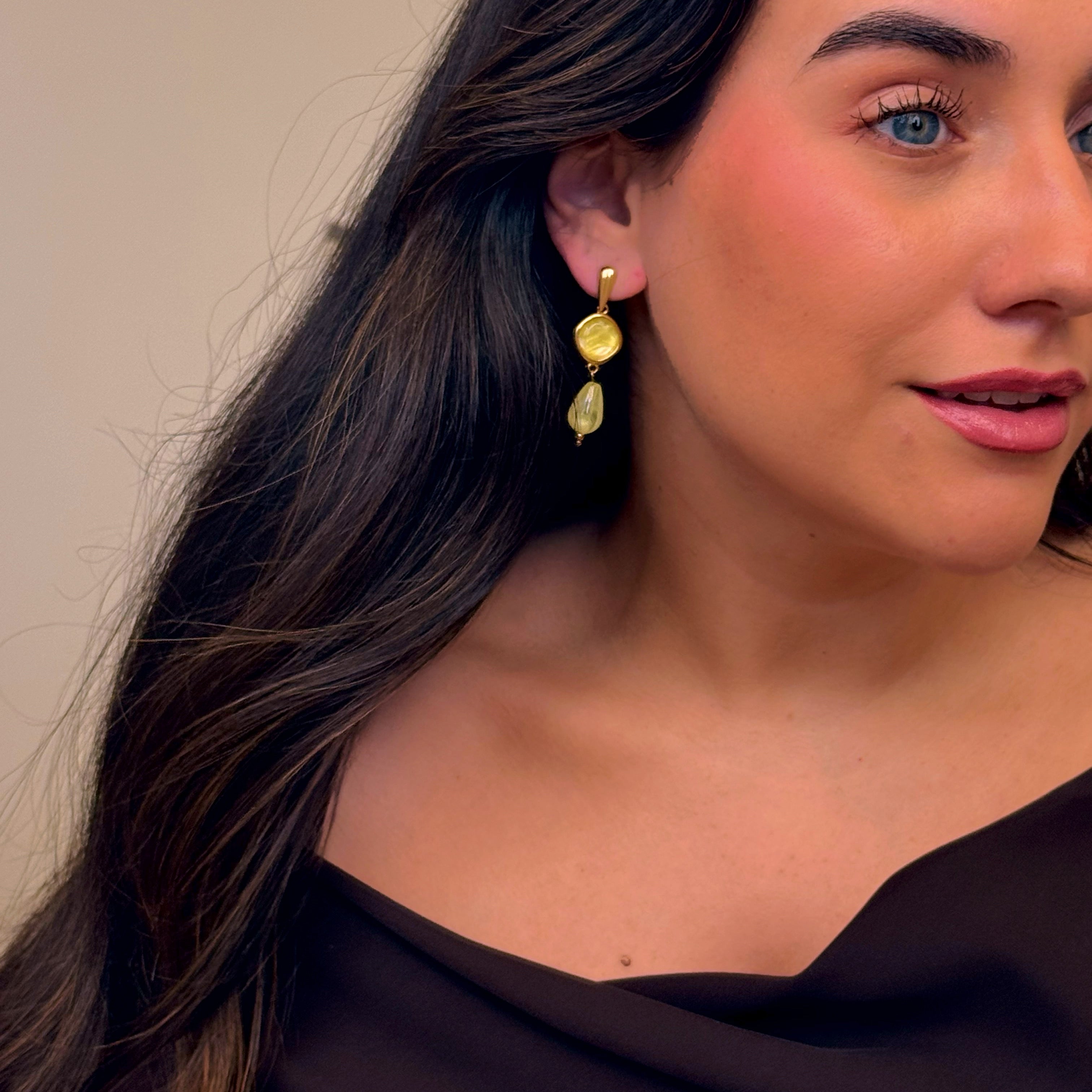 Brincos elegantes com pedras amarelas em pendente | Dourado