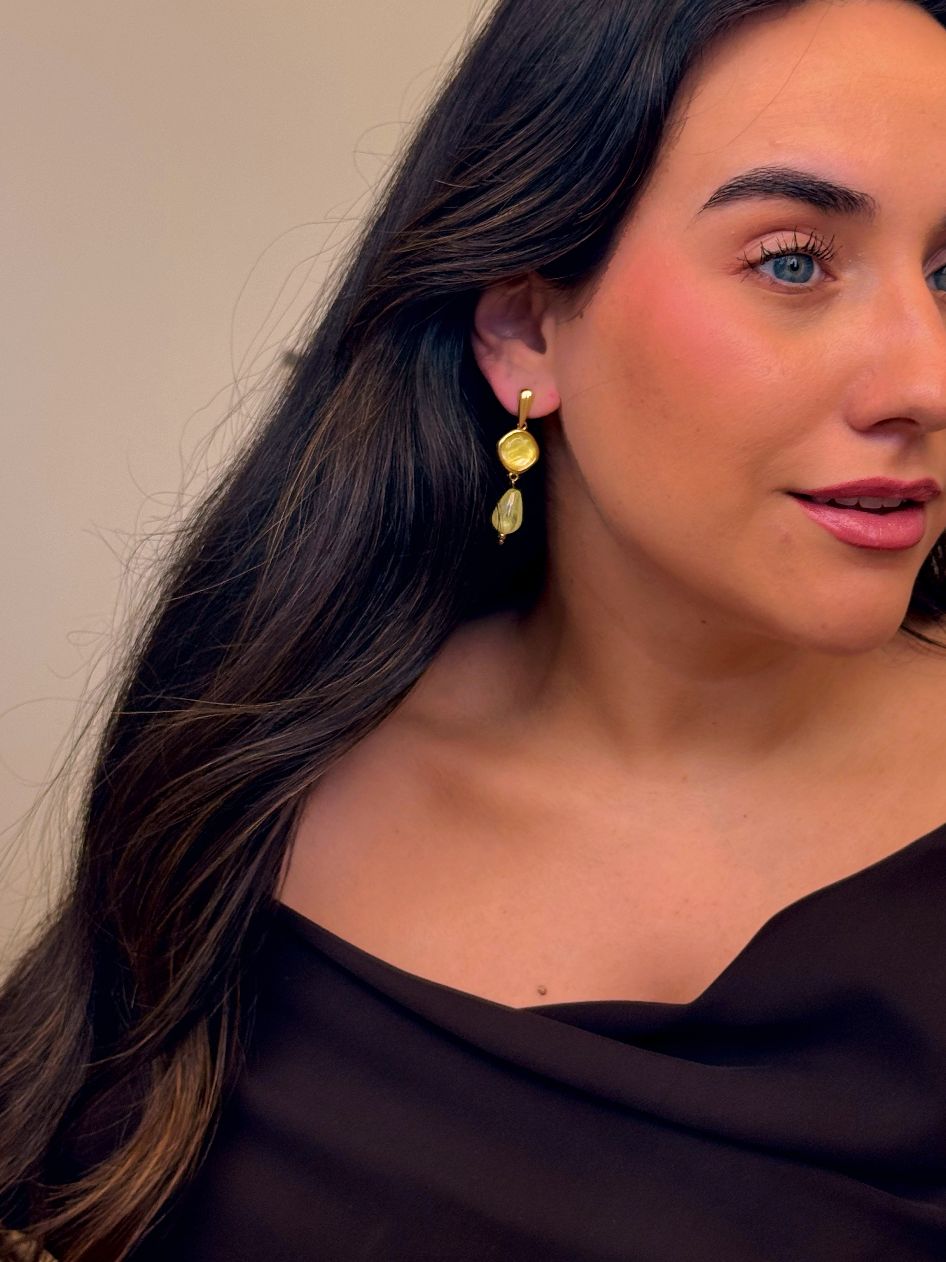 Brincos elegantes com pedras amarelas em pendente | Dourado