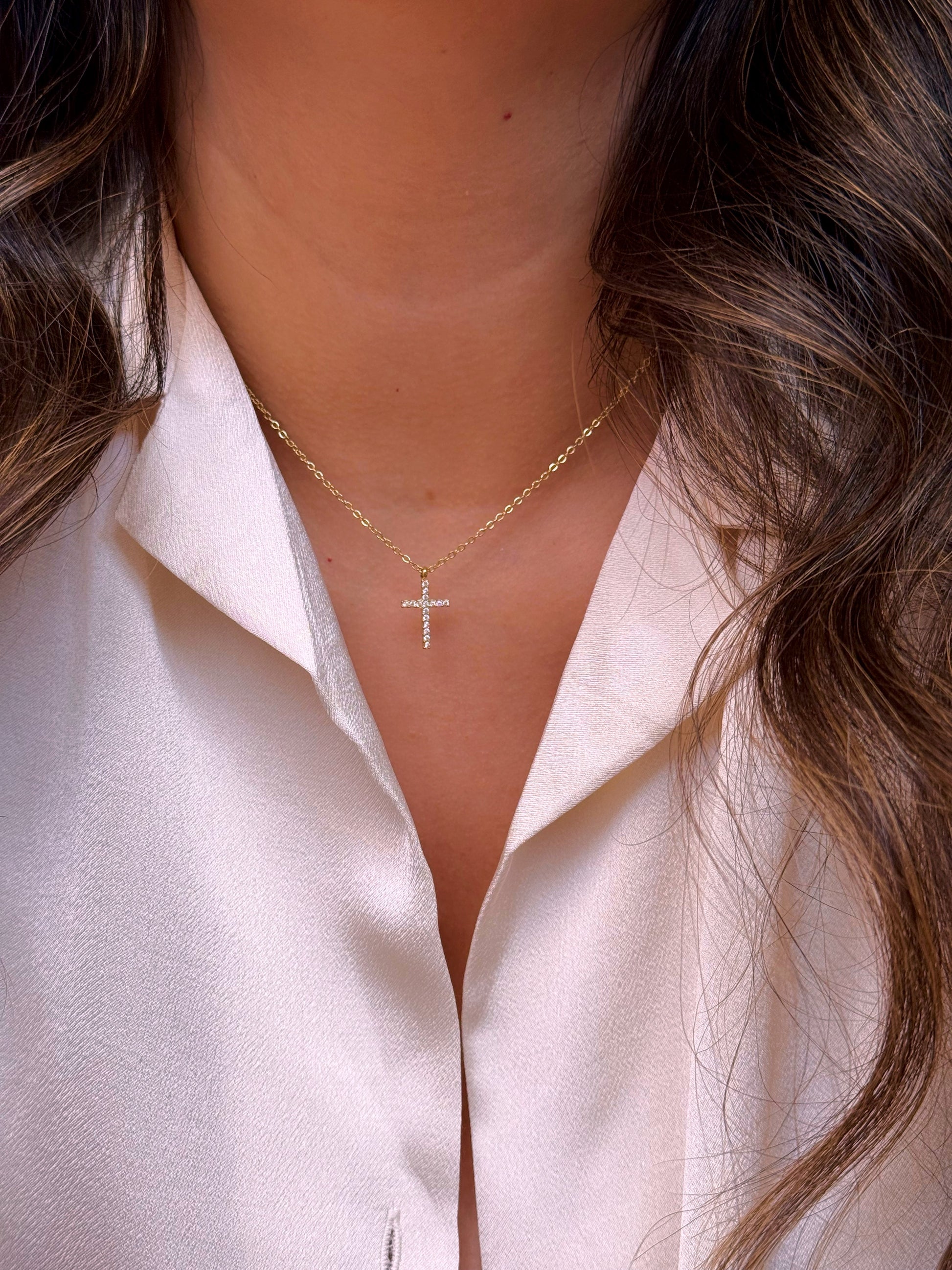 Colar malha fininha com cruz em brilhantes | Dourado