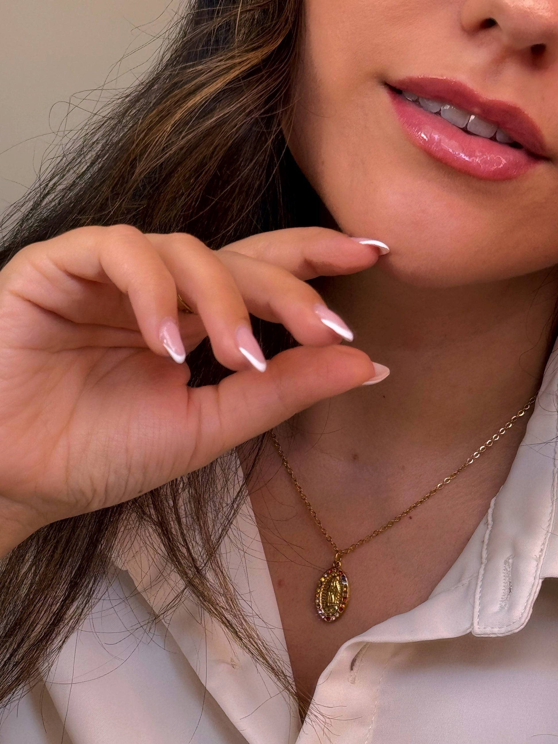 Colar malha fininha com medalha Nª Senhora | Dourado com zircónias coloridas