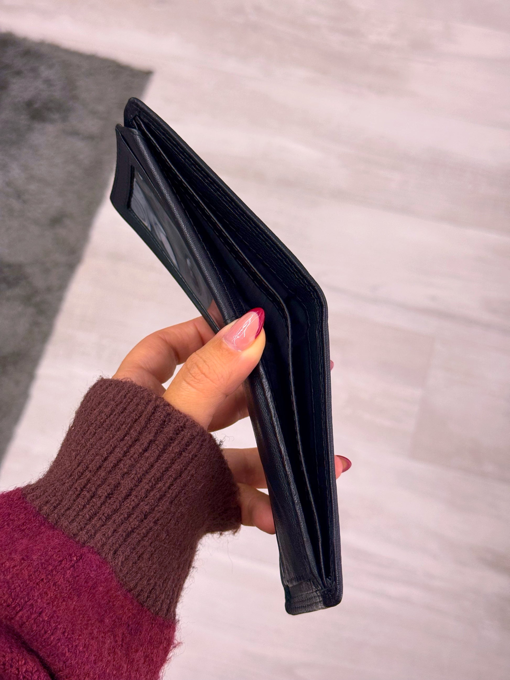 Carteira em pele preta com costura em contraste