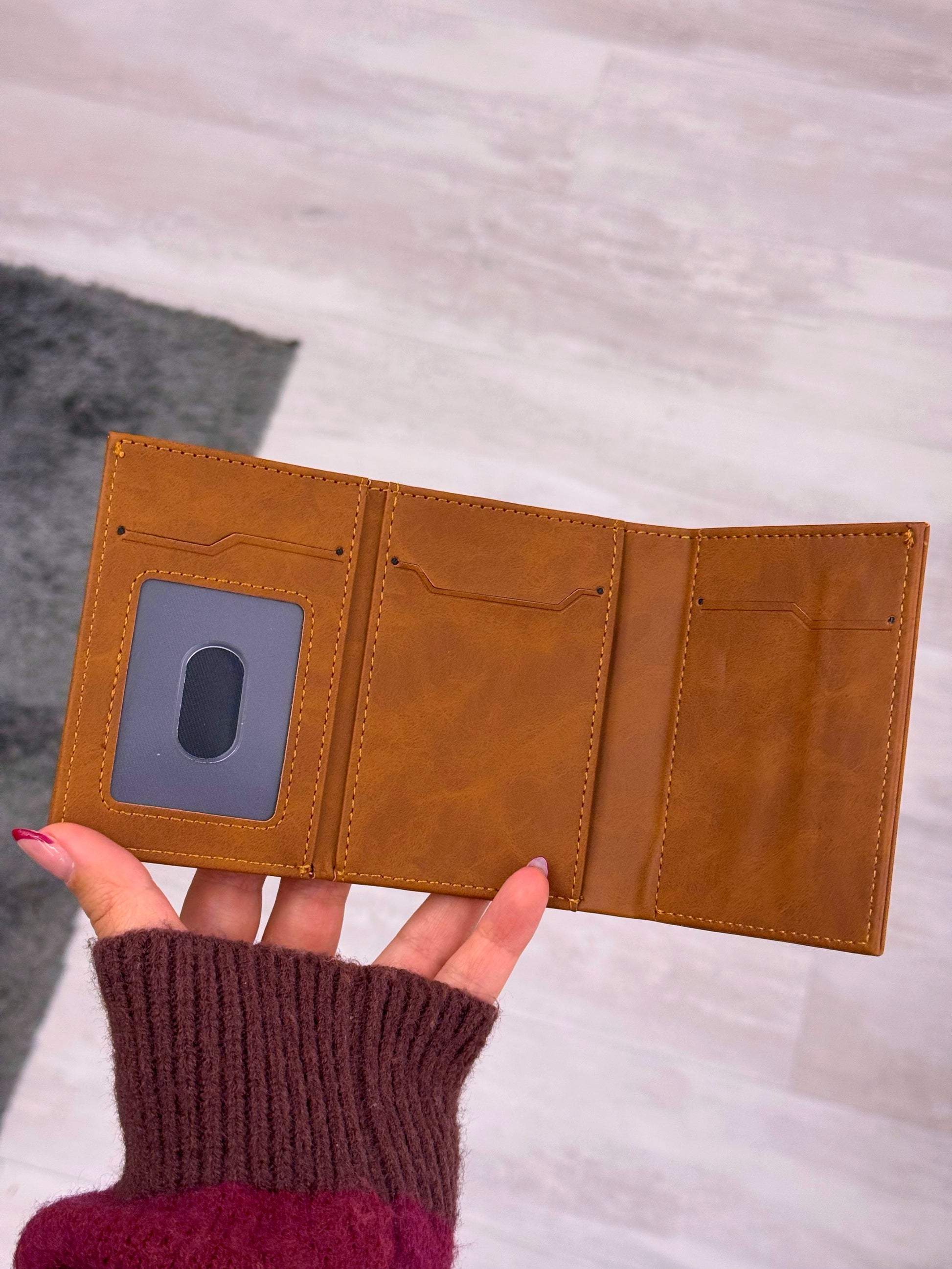 Porta cartões com fecho e aba extra para notas  | Castanho claro