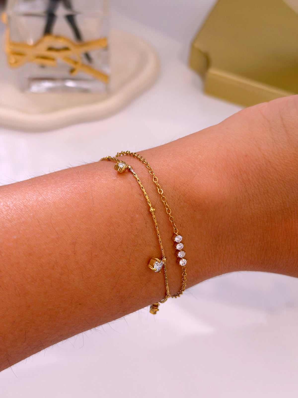 Pulseira efeito duplo malha fina e corrente com brilhantes | Brilhantes Simples