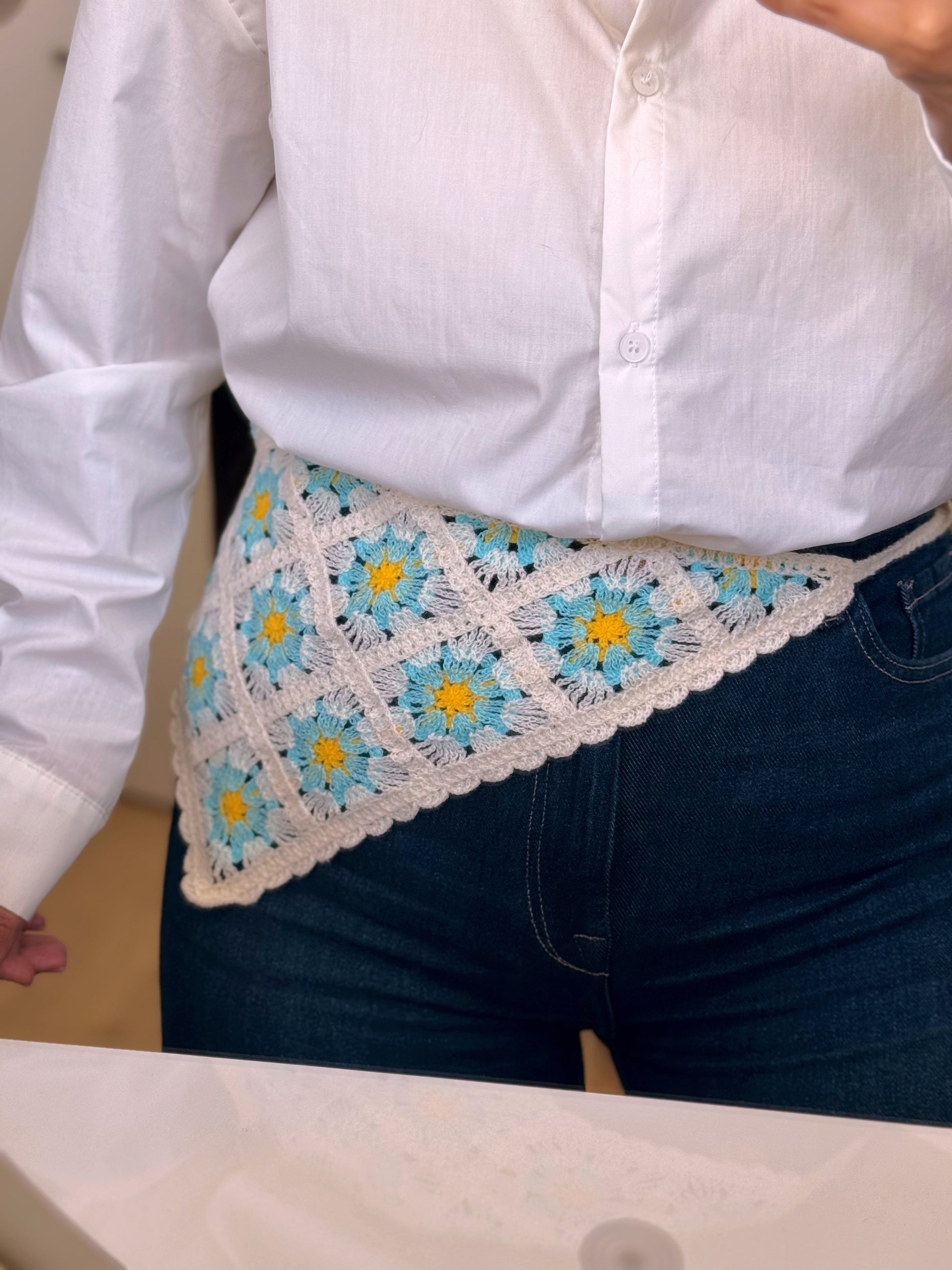 Bandana multifuncional em croché | Bege com Flores Azuis