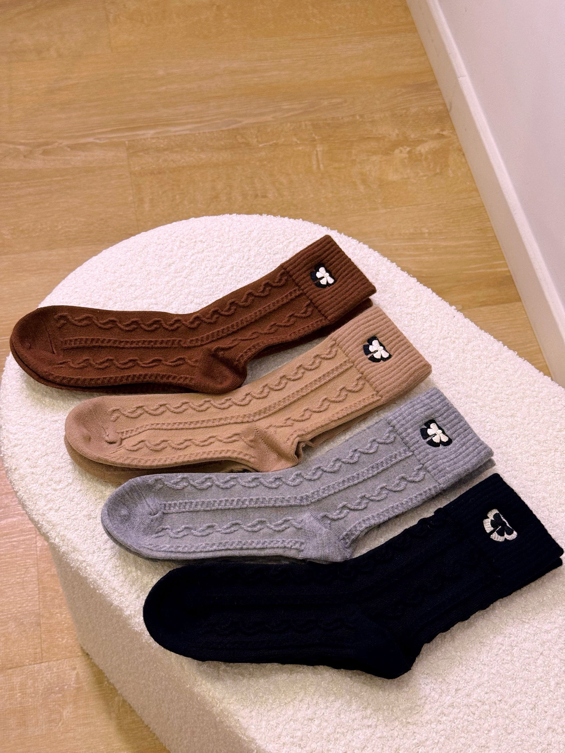 Meias de malha com lacinho bordado • com algodão e lã | 4 cores