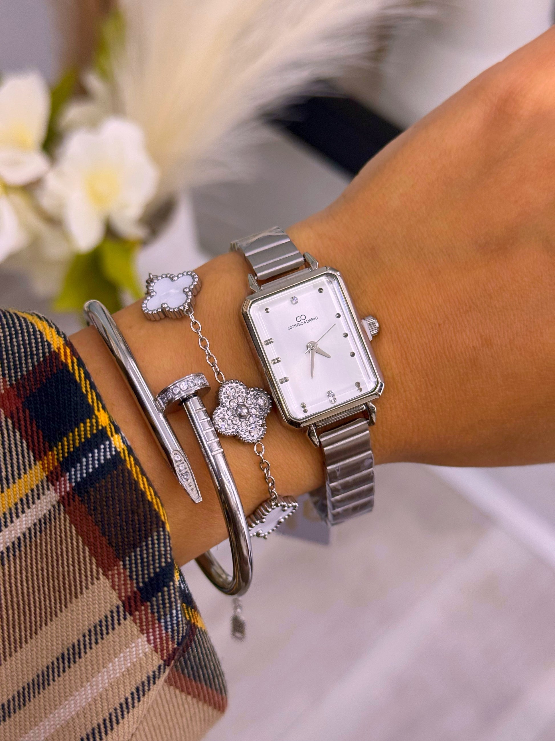 Relógio analógico com mostrador retangular | Prateado