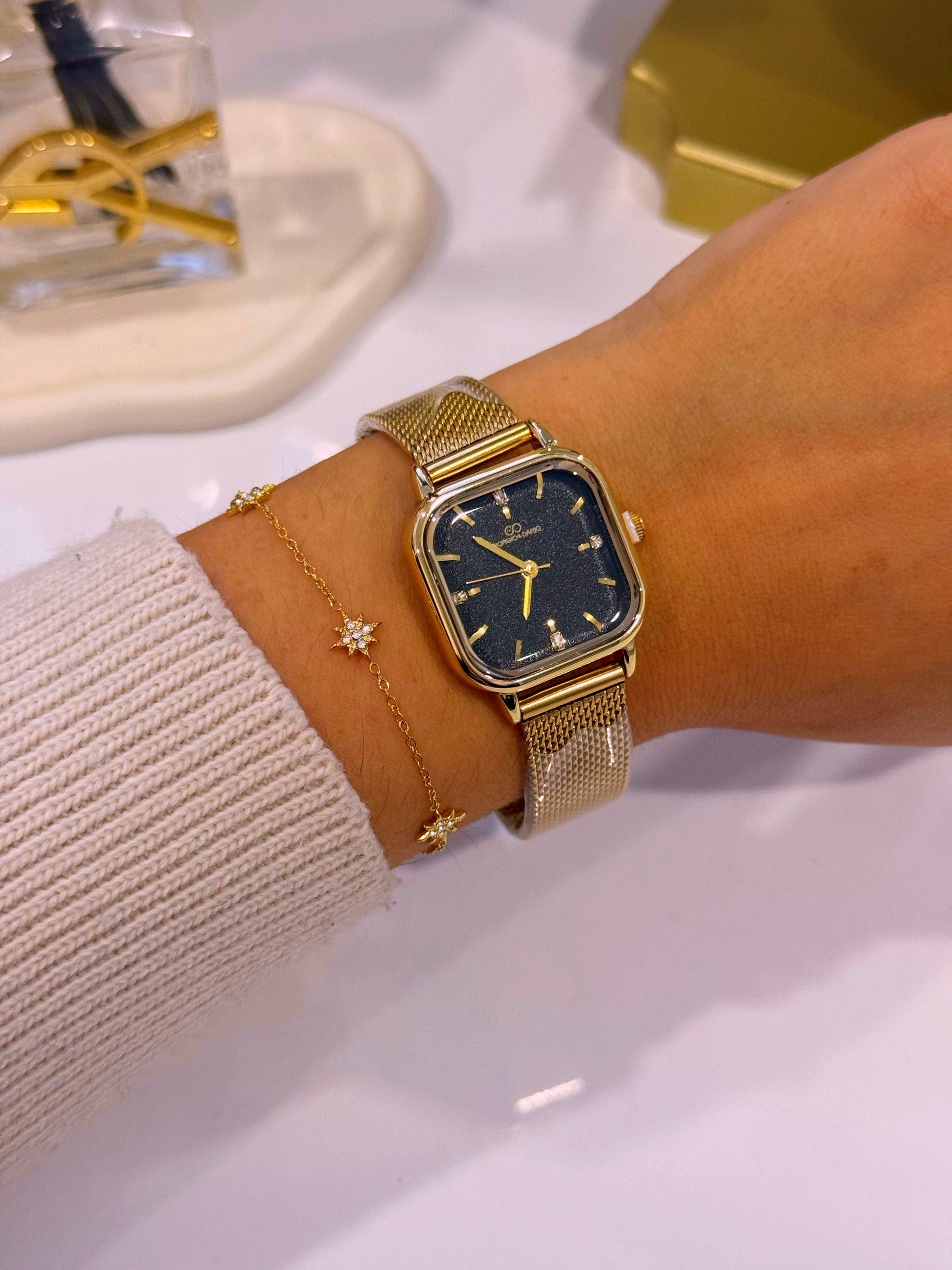 Relógio analógico mostrador quadrado com textura | Dourado com fundo preto