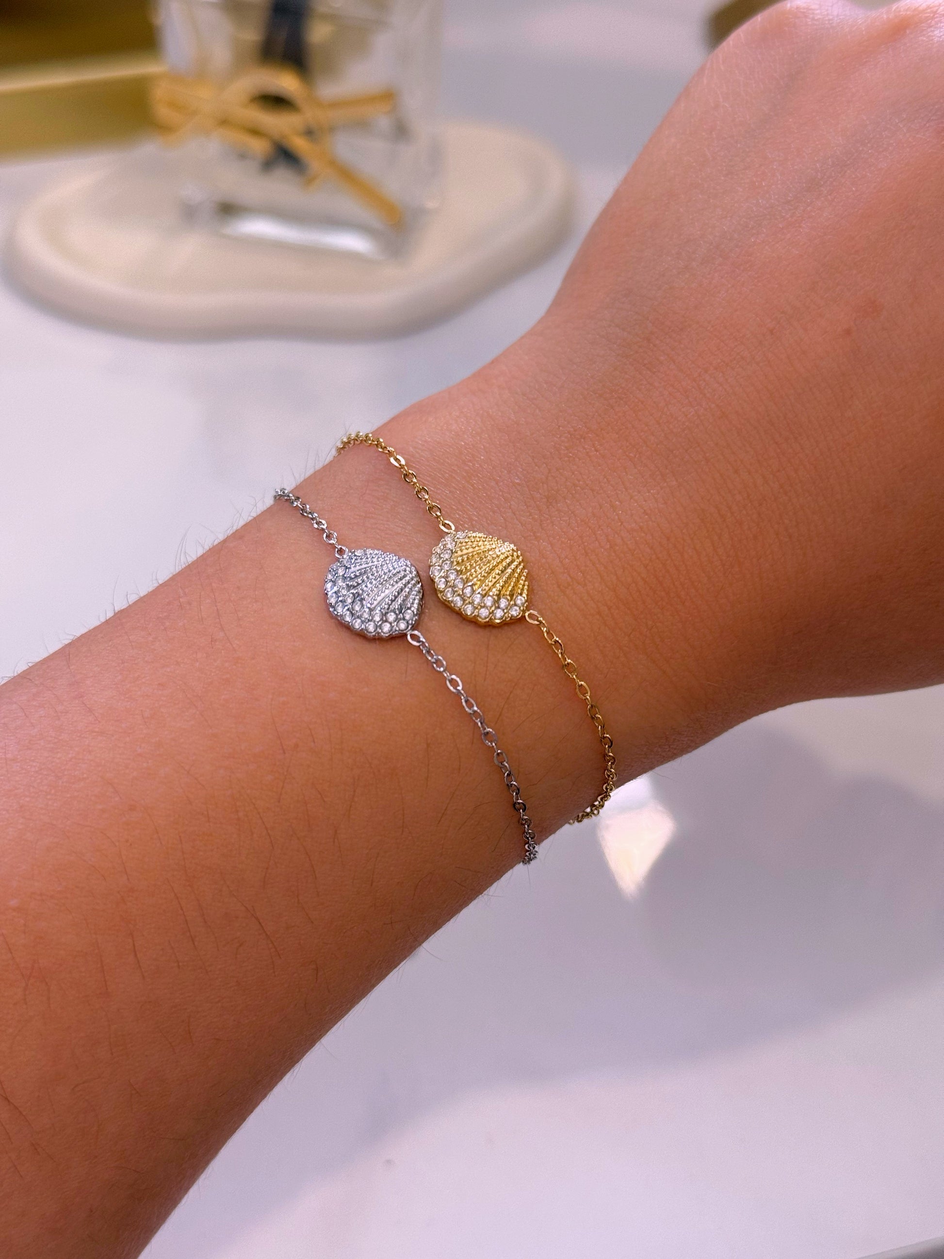 Pulseira delicada • concha com relevos e brilhantes | 2 Cores