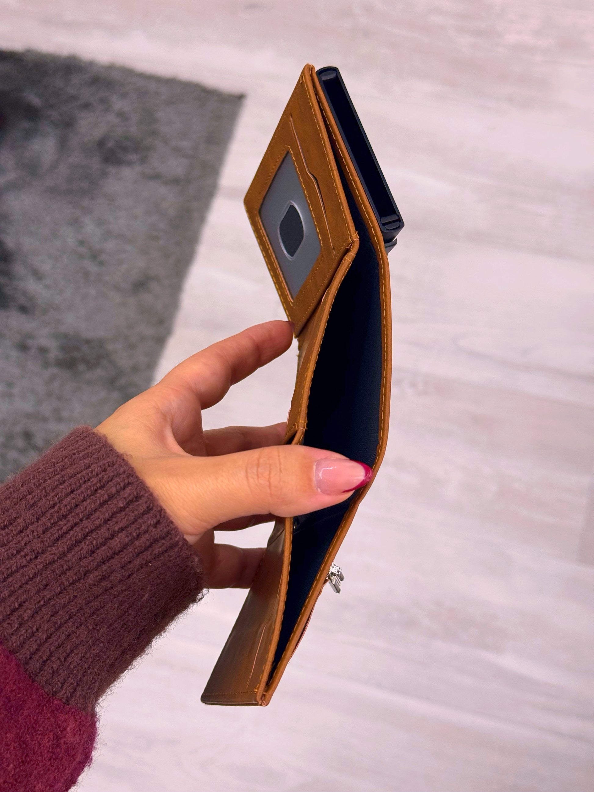 Porta cartões com fecho e aba extra para notas  | Castanho claro