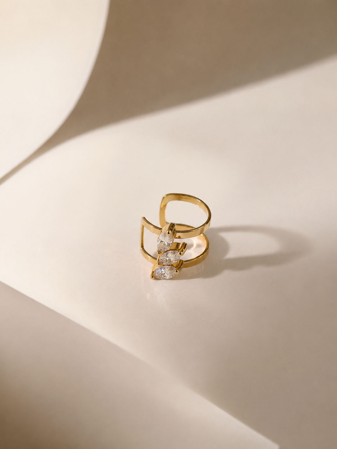 Earcuff ajustável • com 3 brilhantes | Dourado