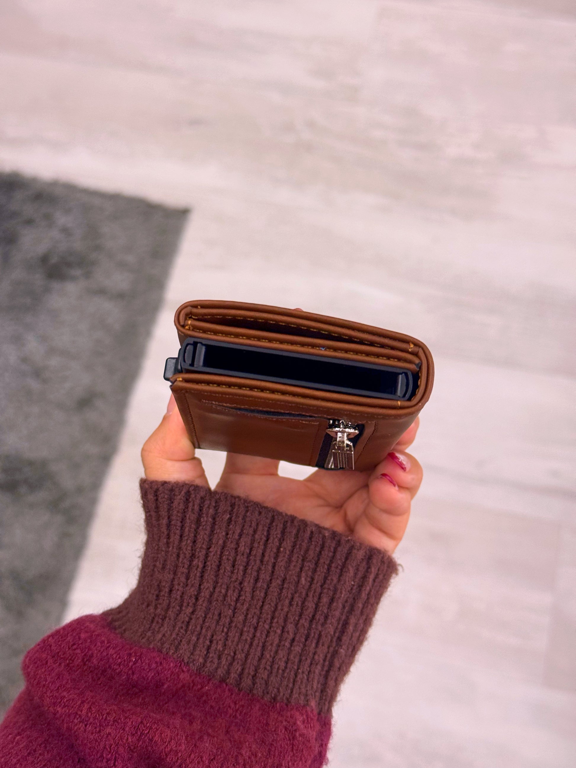 Porta cartões com fecho e aba extra para notas  | Castanho escuro