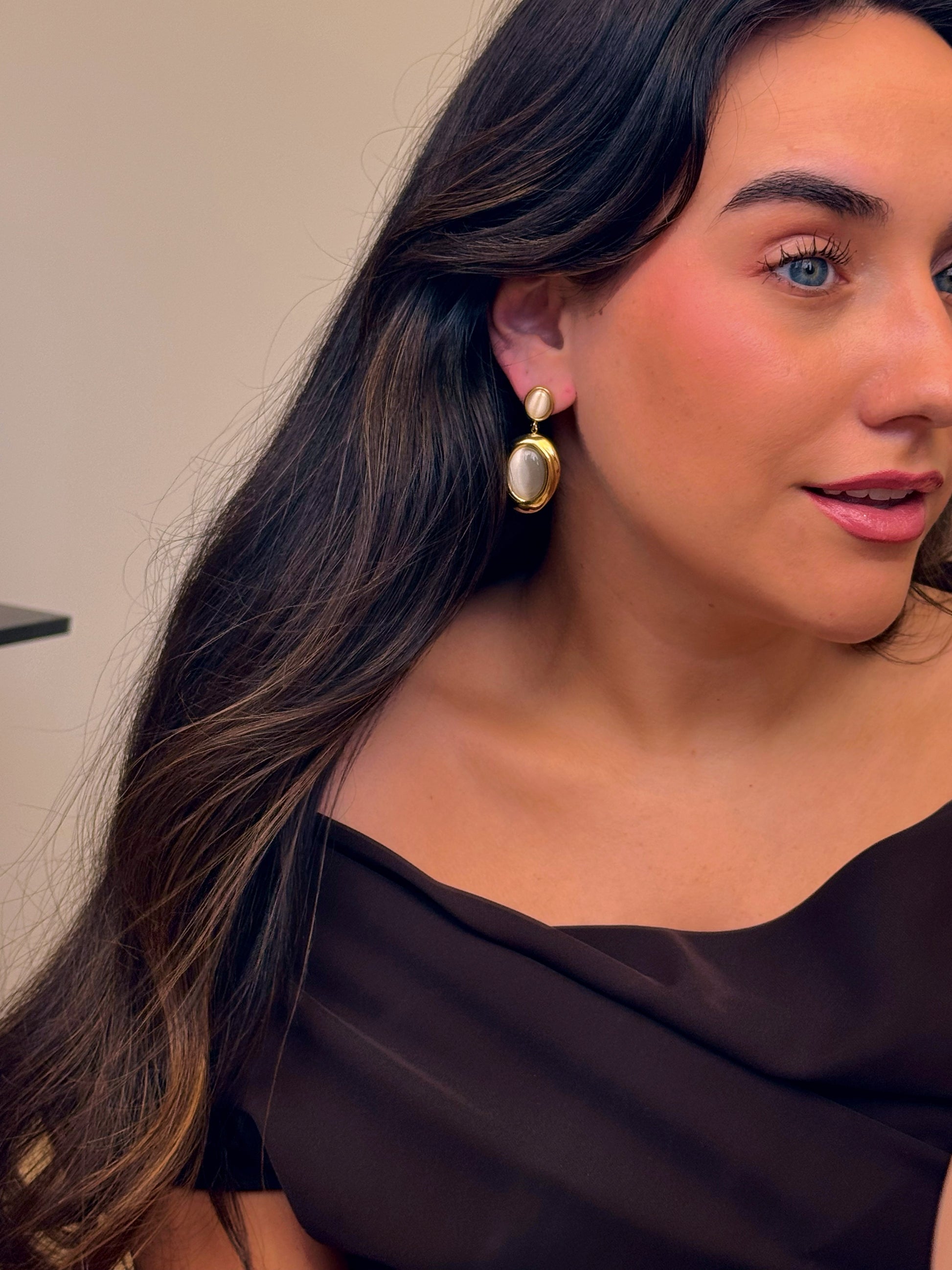 Brincos elegantes com pedra marfim perolado em pendente | Dourado
