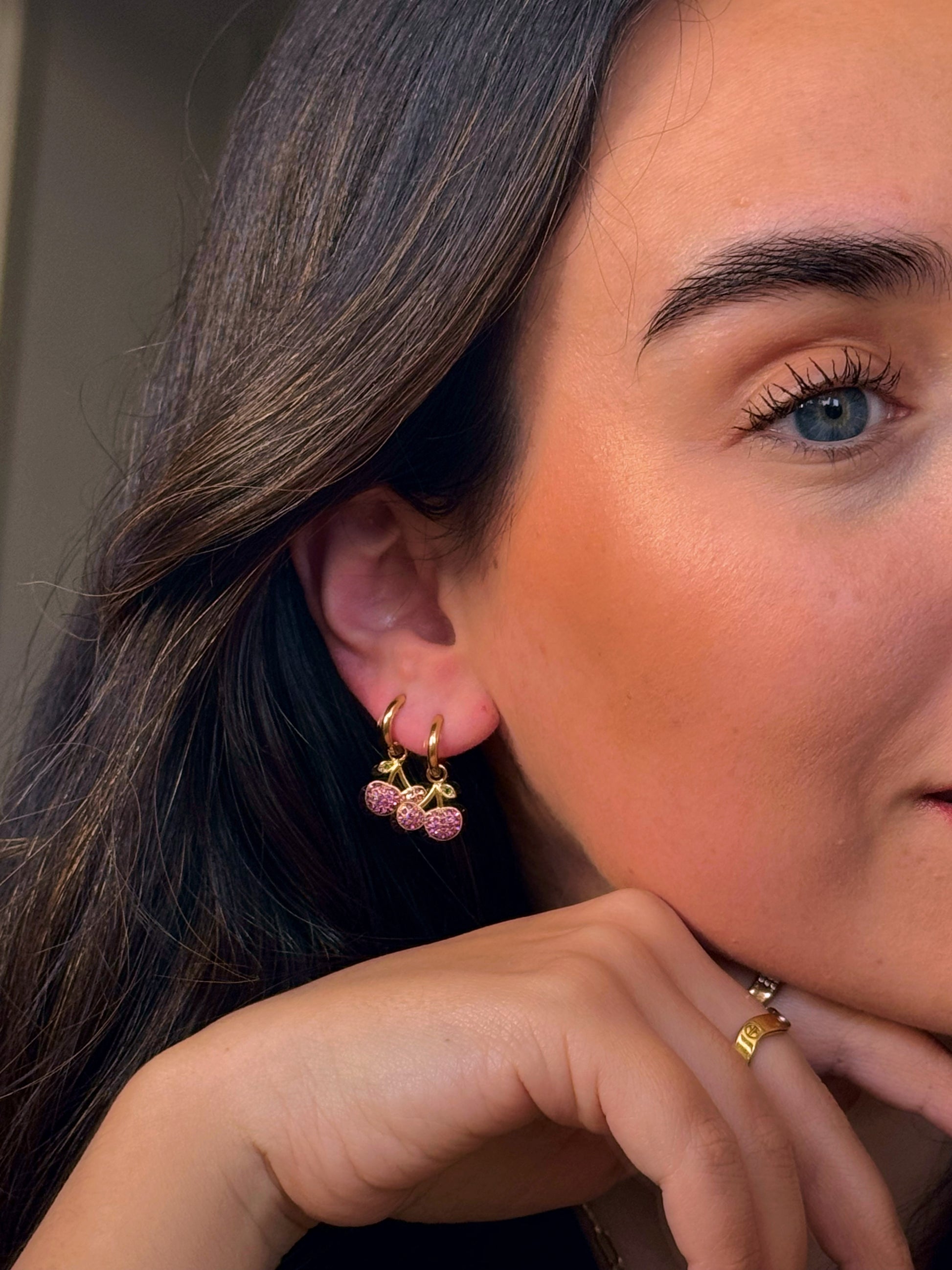 Argolinhas lisas com mini cerejas em pendente | Dourado