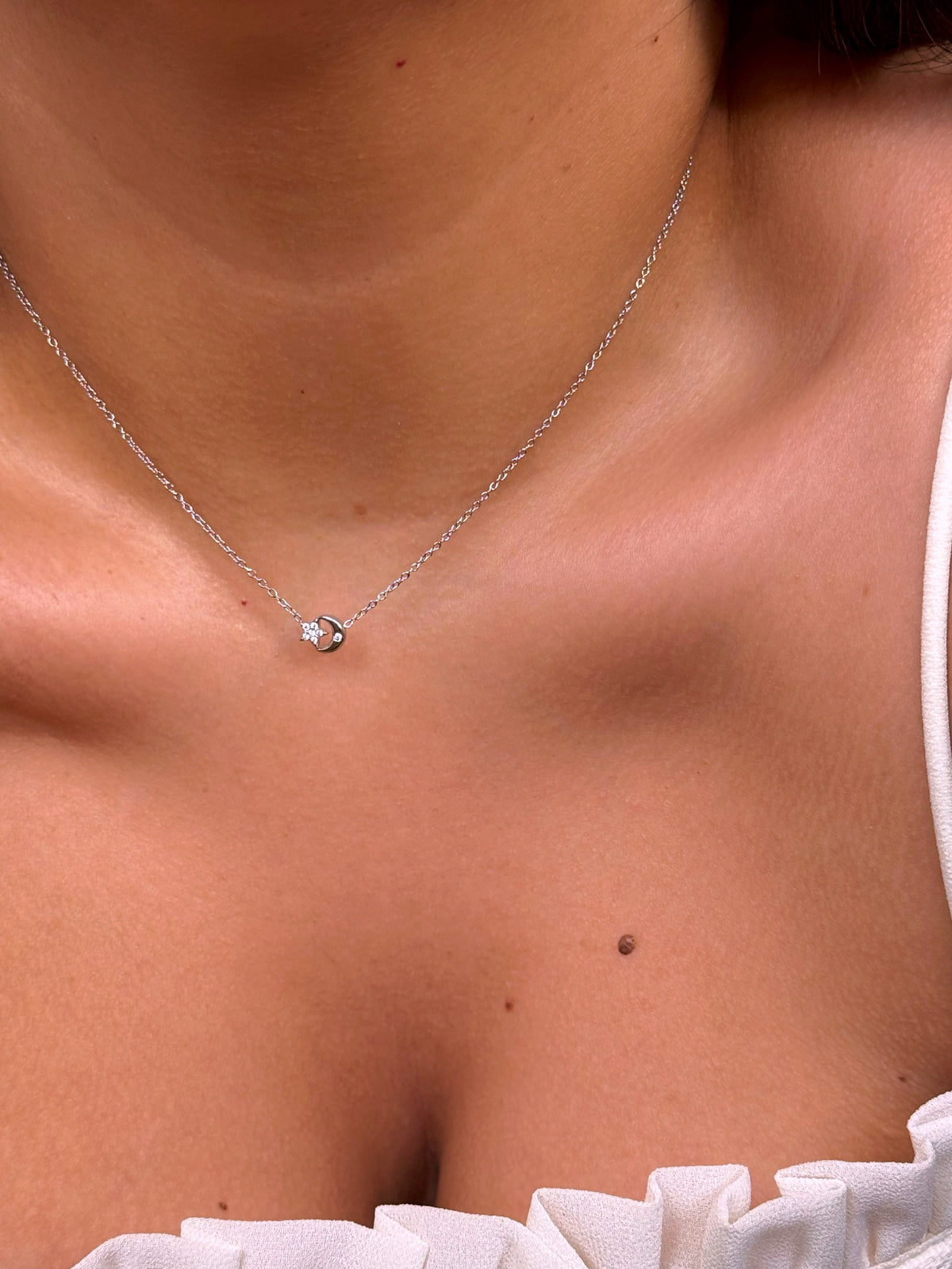 Colar malha fininha com estrelinha e lua com brilhantes | Prateado