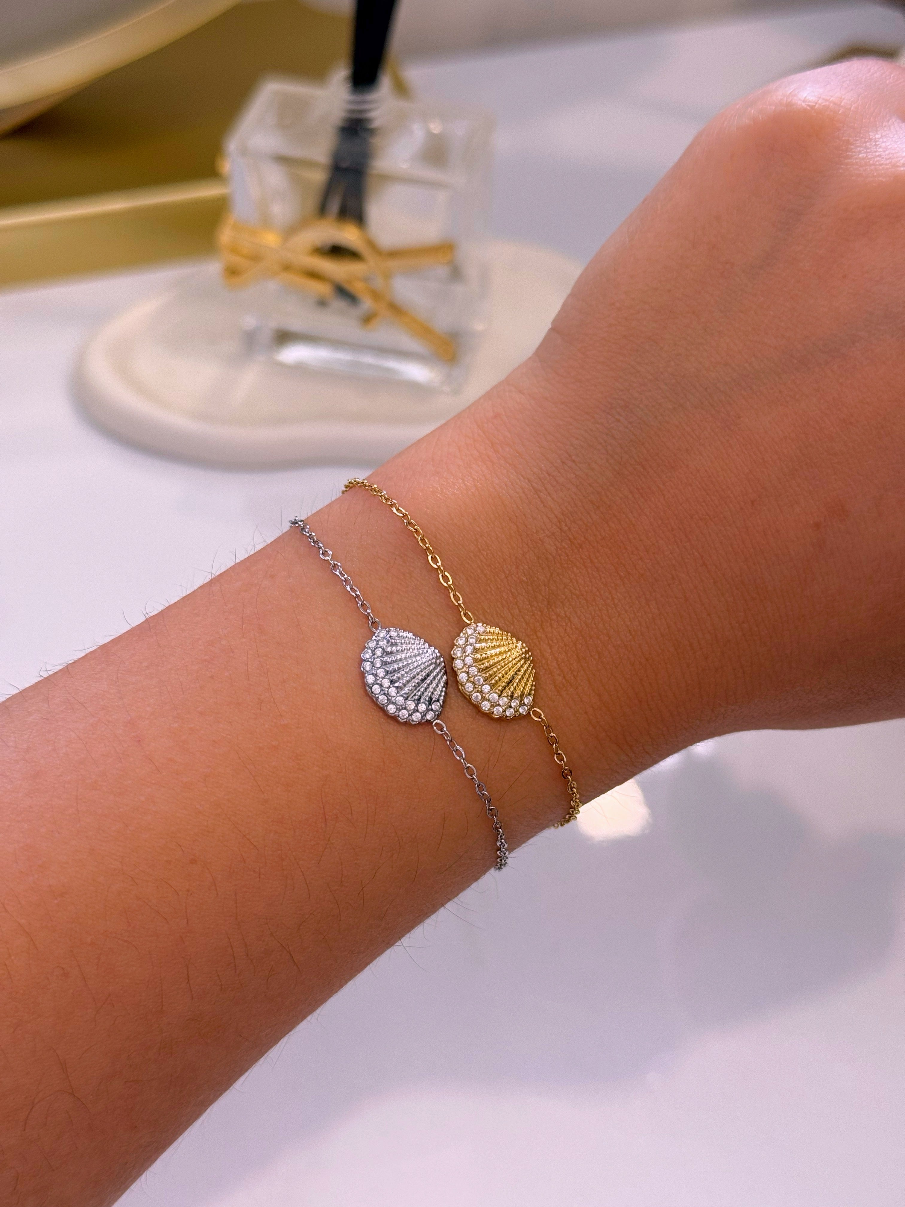 Pulseira delicada • concha com relevos e brilhantes | 2 Cores