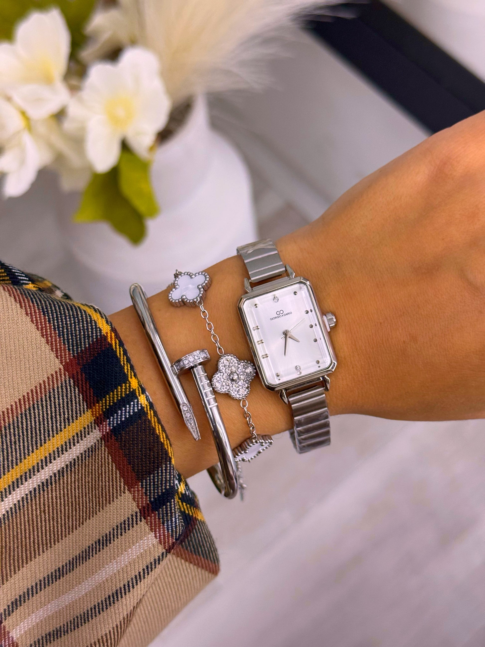 Relógio analógico com mostrador retangular | Prateado