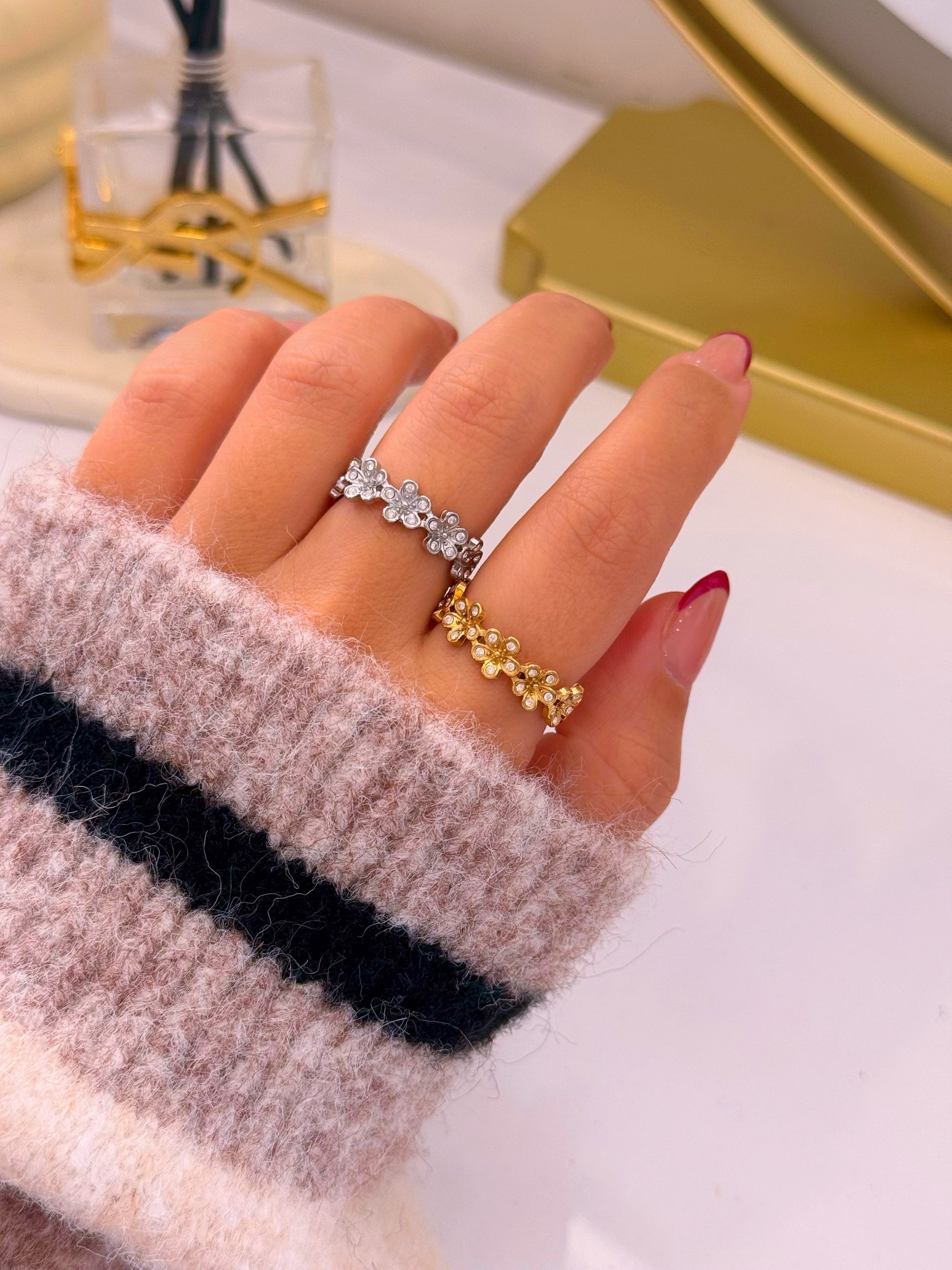 Anel ajustável com flores e brilhantes | 2 Cores