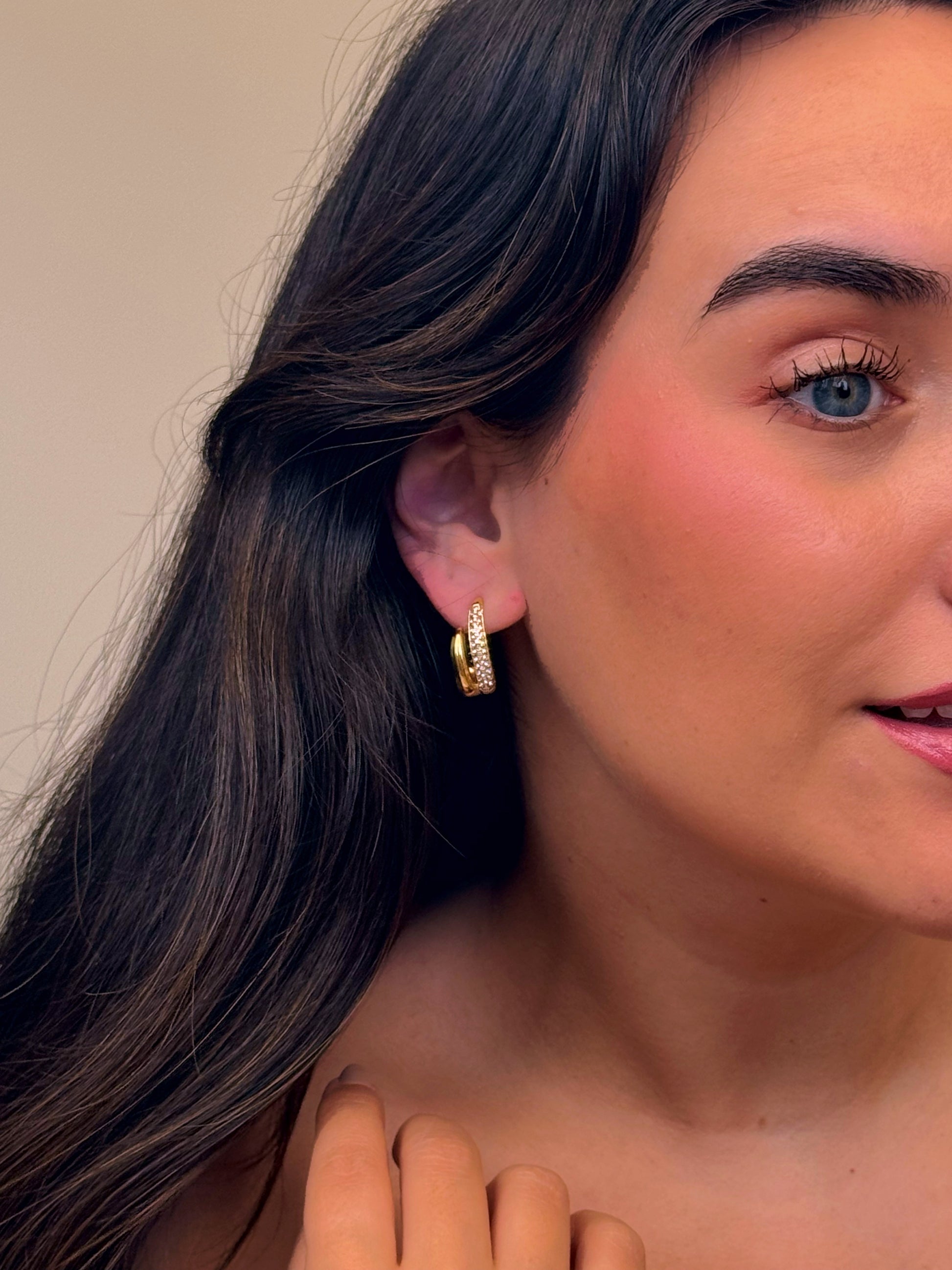 Argolas elegantes efeito duplo com brilhantes | Dourado