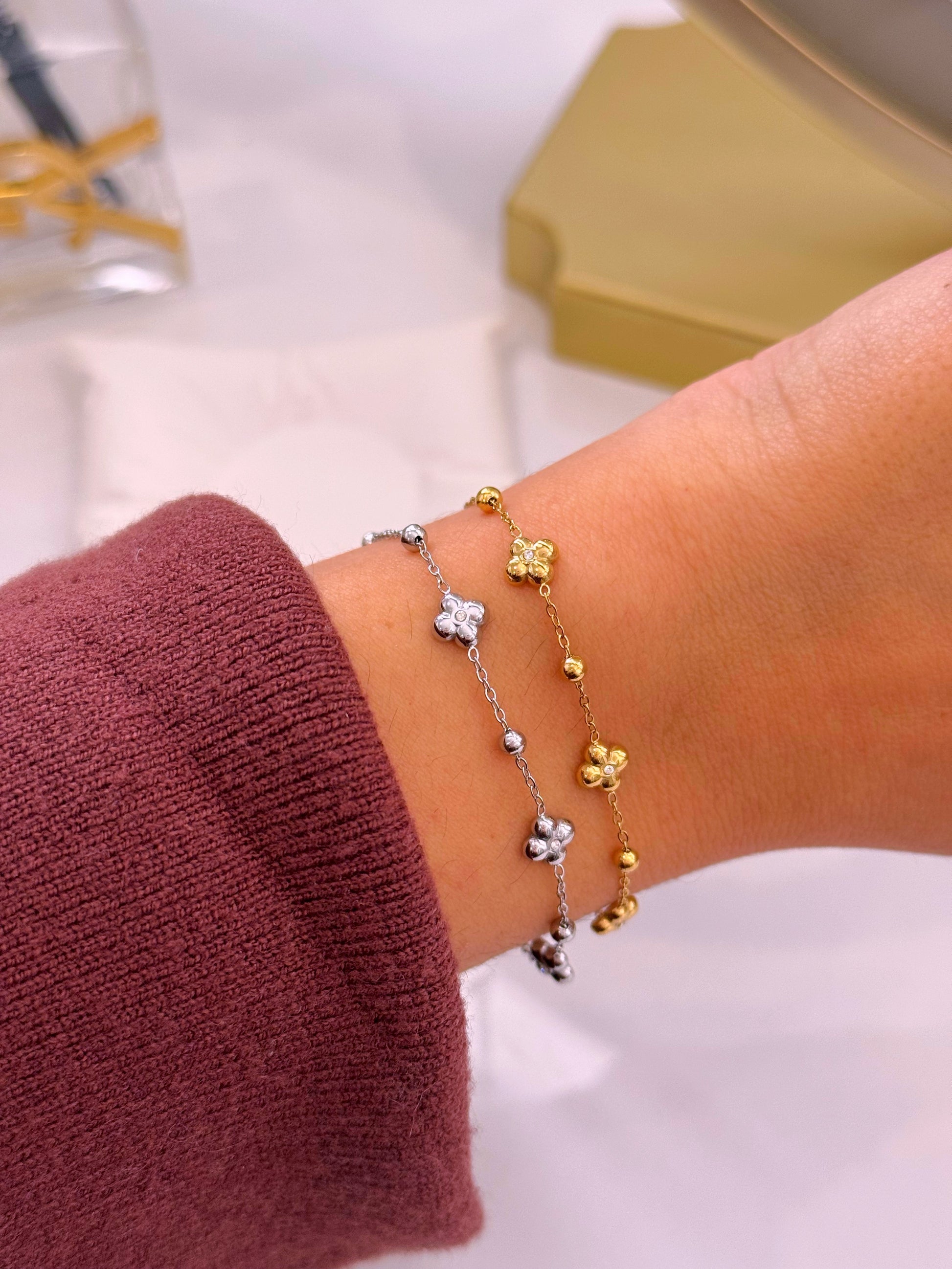 Pulseira com mini flores com brilhantes e bolinhas | 2 Cores