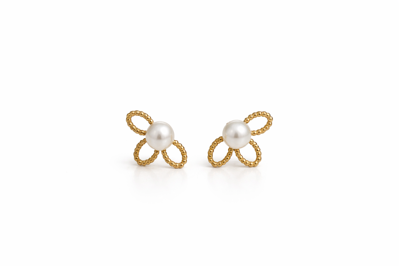 Brincos com pérola e flor texturizada | dourado