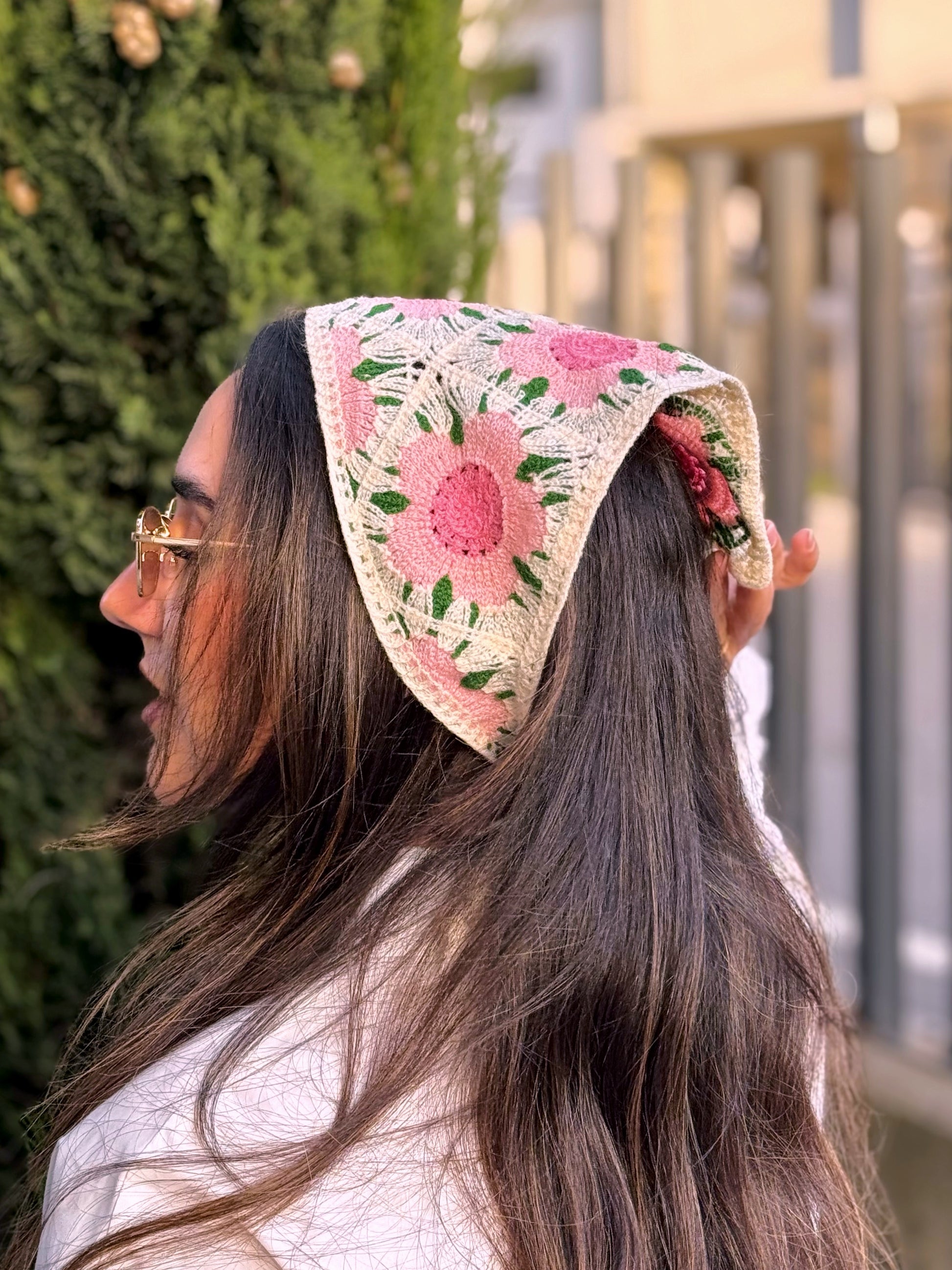 Bandana multifuncional em croché | Bege com Flores Rosa