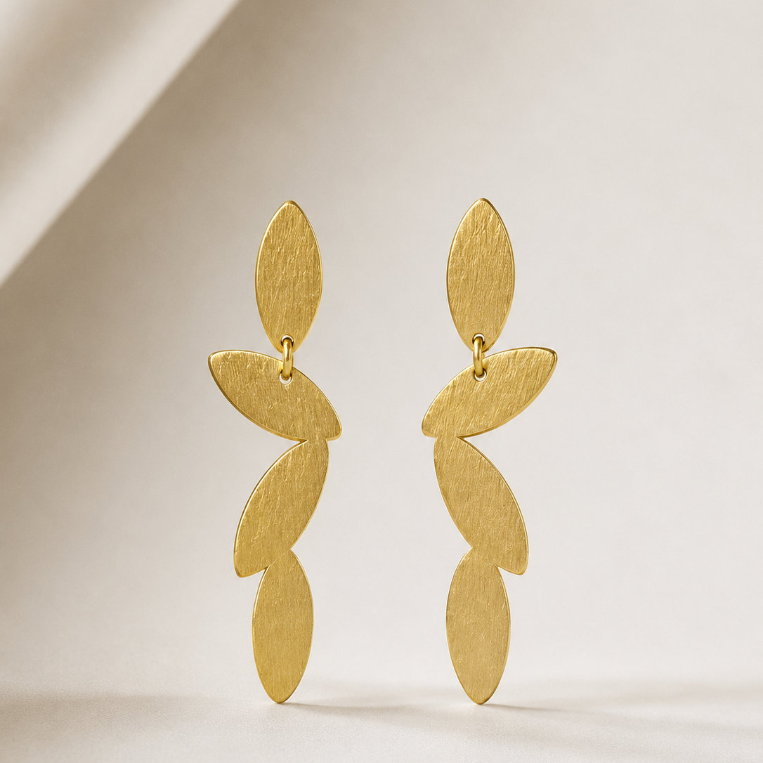 Brincos elegantes folhas em pendente | Dourado escovado