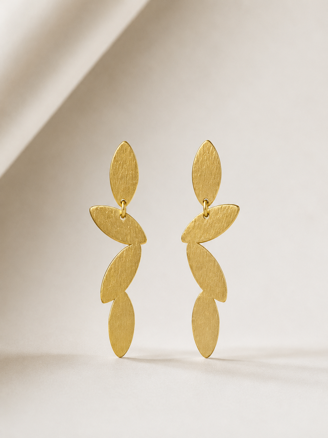 Brincos elegantes folhas em pendente | Dourado escovado