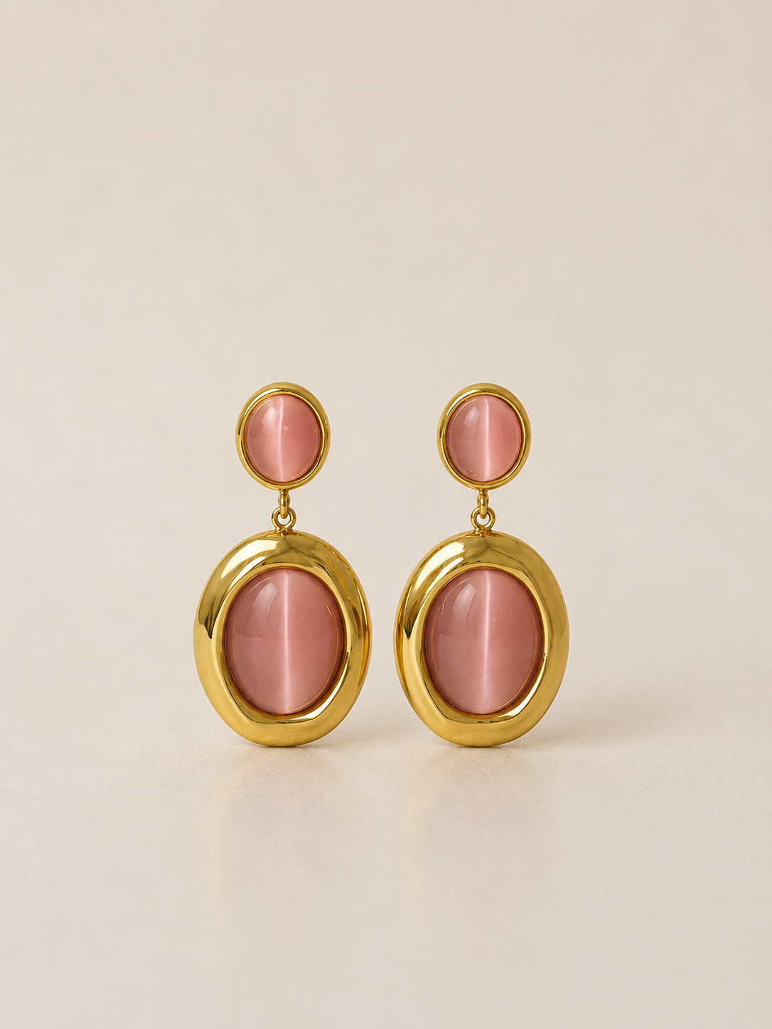 Brincos elegantes com pedras rosa em pendente | Dourado