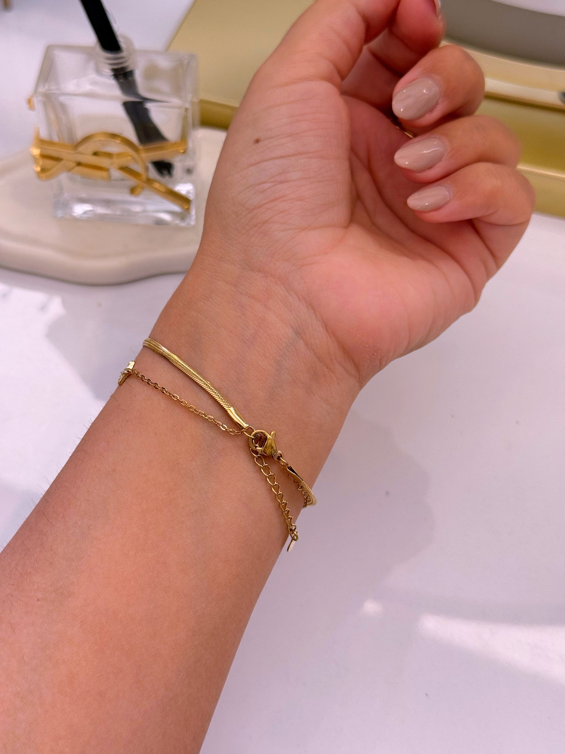 Pulseira efeito duplo malha achatada e malha fininha com estrelas e brilhantes | Dourado
