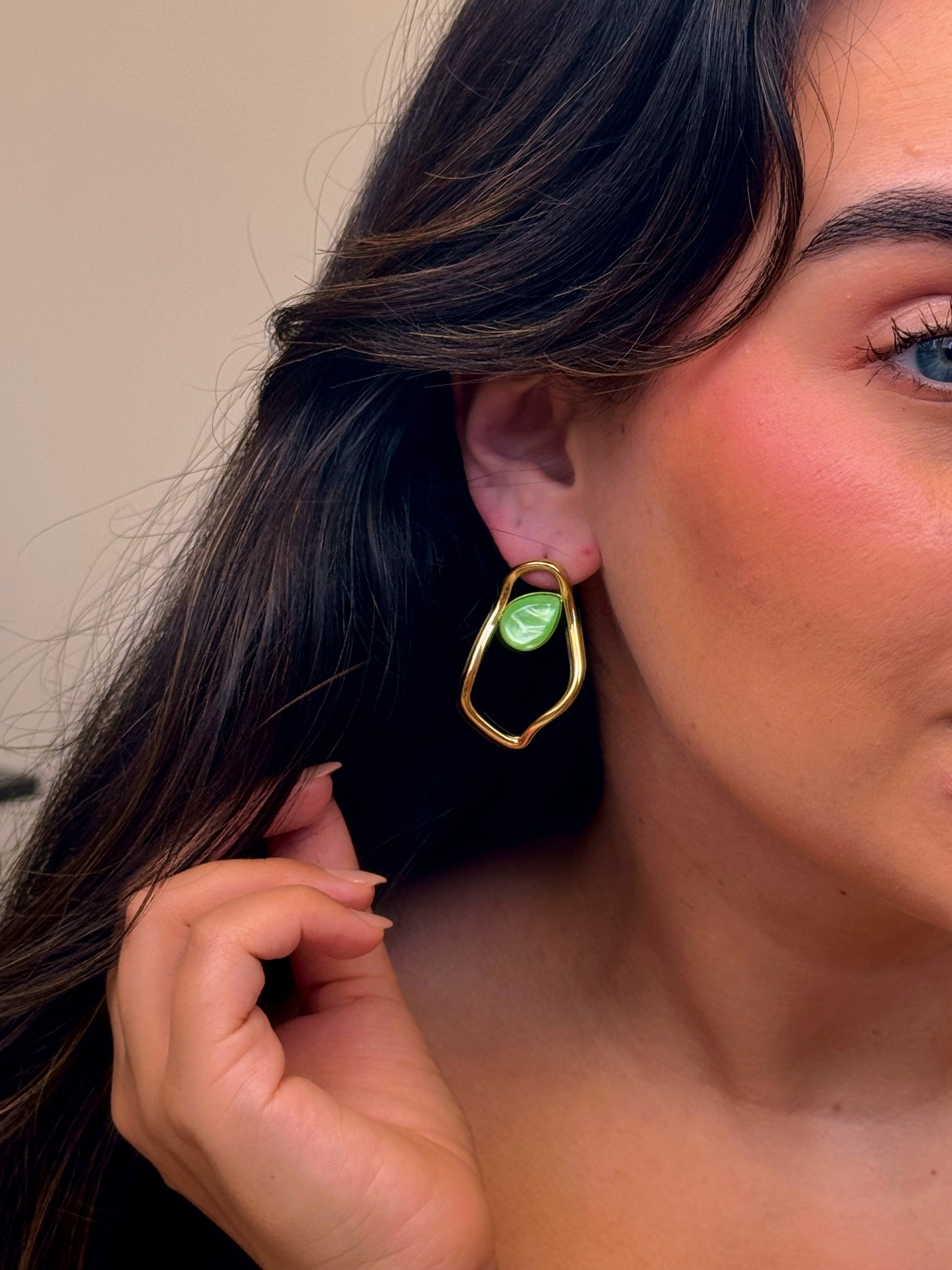 Brincos aro irregular com pedra verde | Dourado