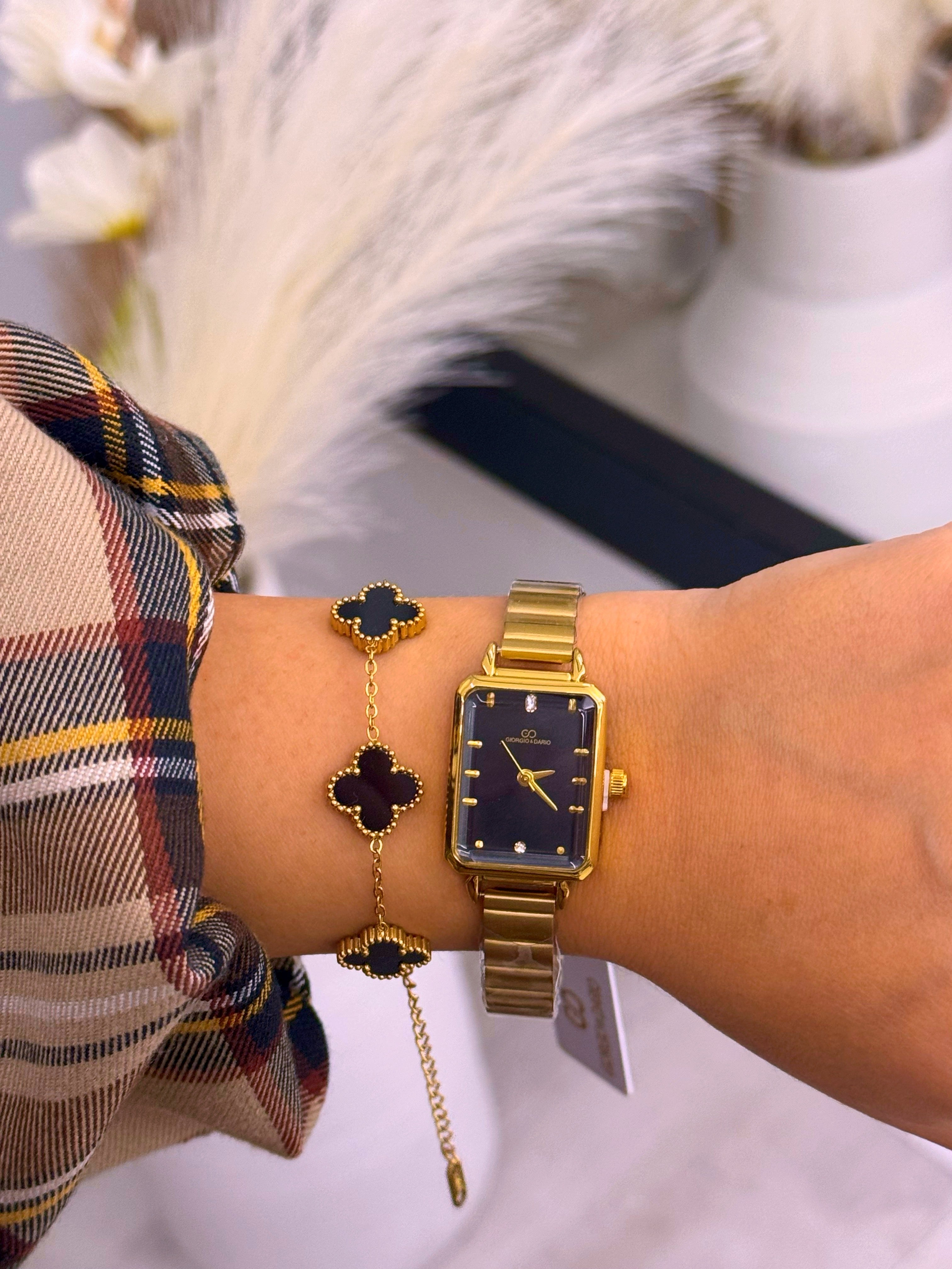 Relógio analógico dourado com mostrador retangular | Preto