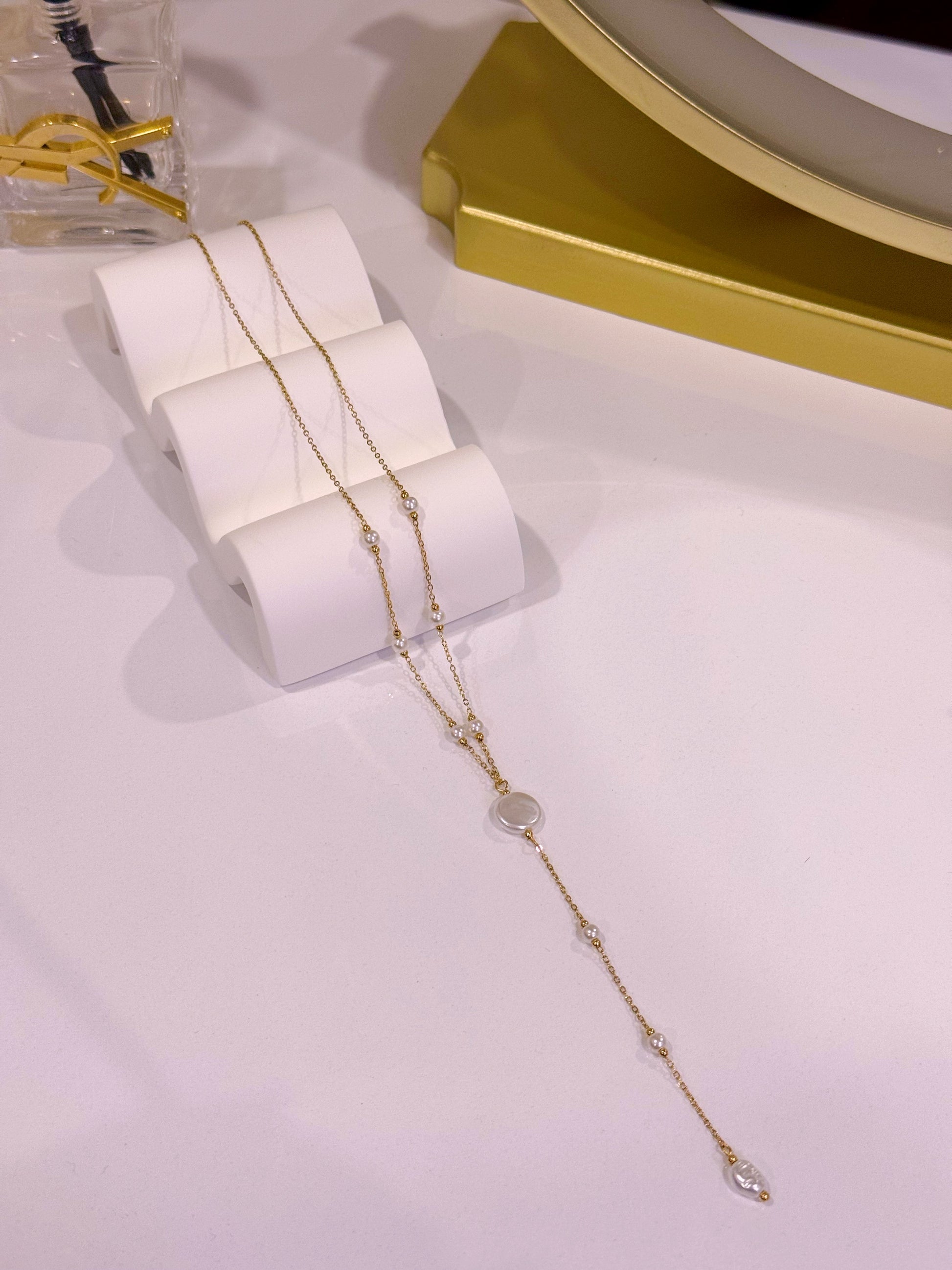 Colar com pérolas irregulares e pendente | Dourado