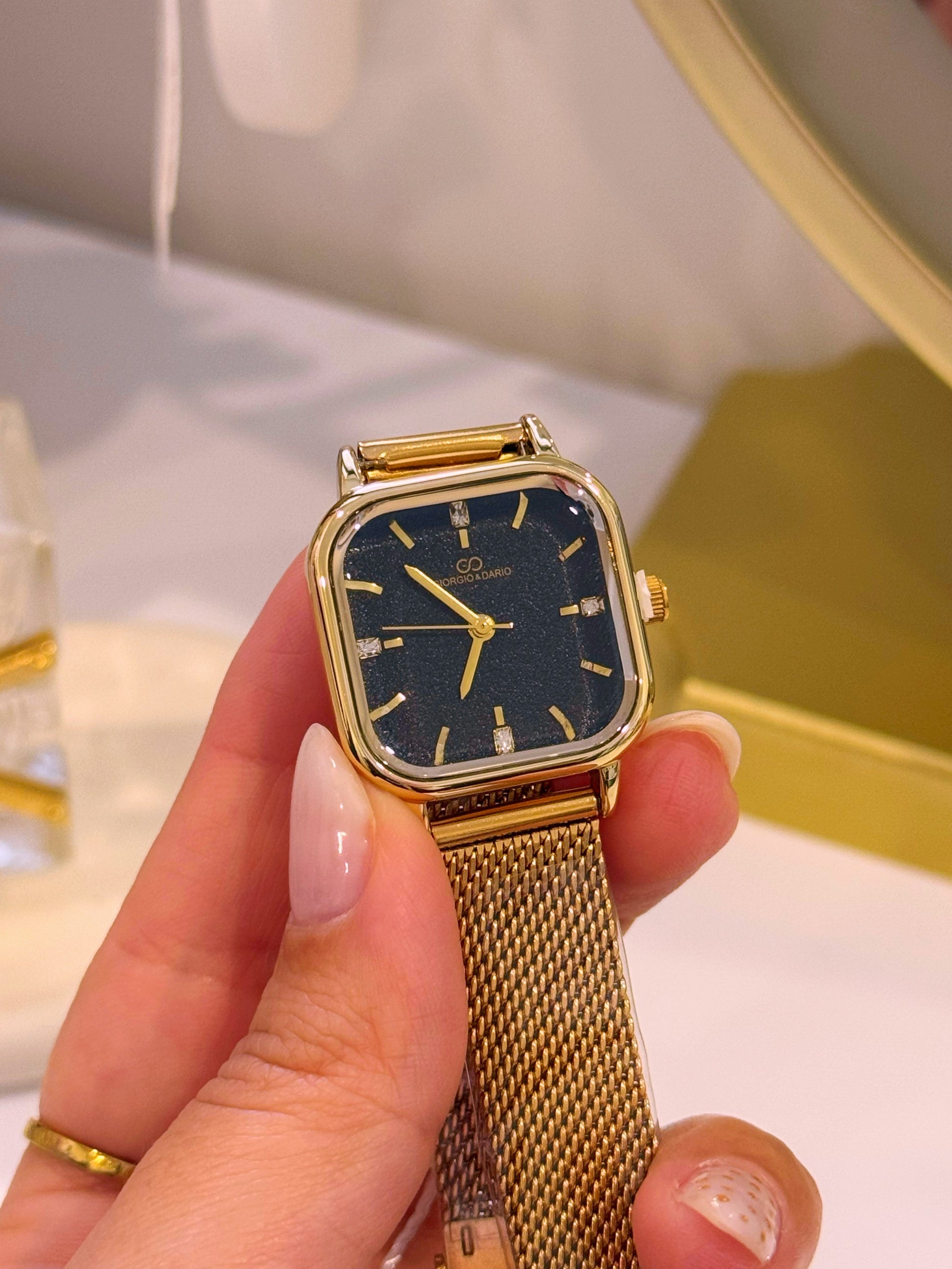 Relógio analógico mostrador quadrado com textura | Dourado com fundo preto