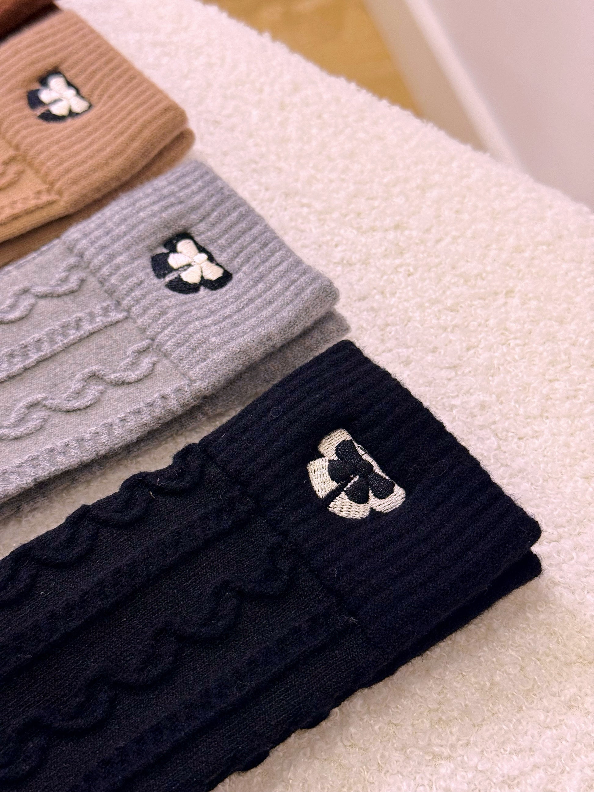 Meias de malha com lacinho bordado • com algodão e lã | 4 cores