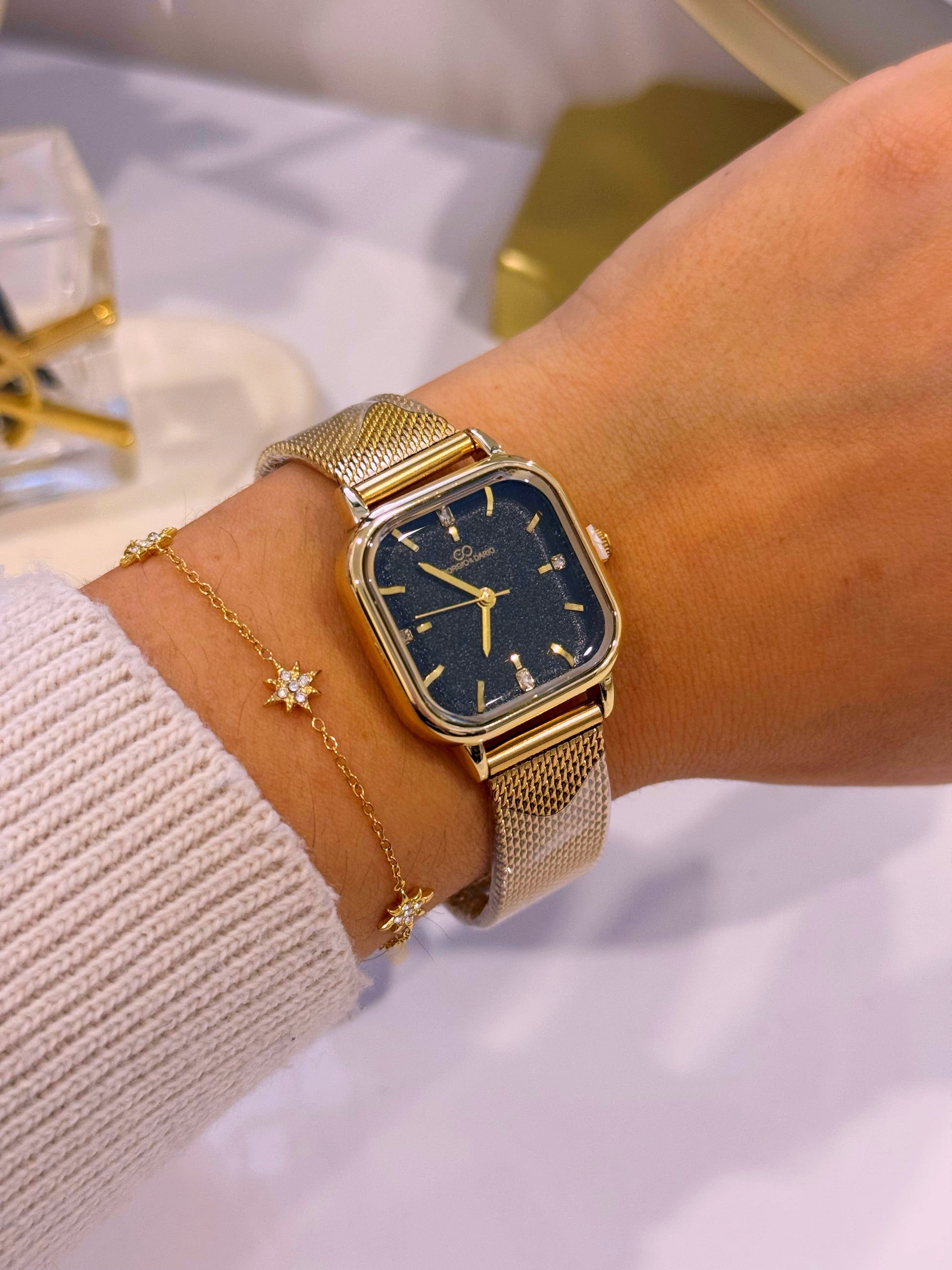 Relógio analógico mostrador quadrado com textura | Dourado com fundo preto