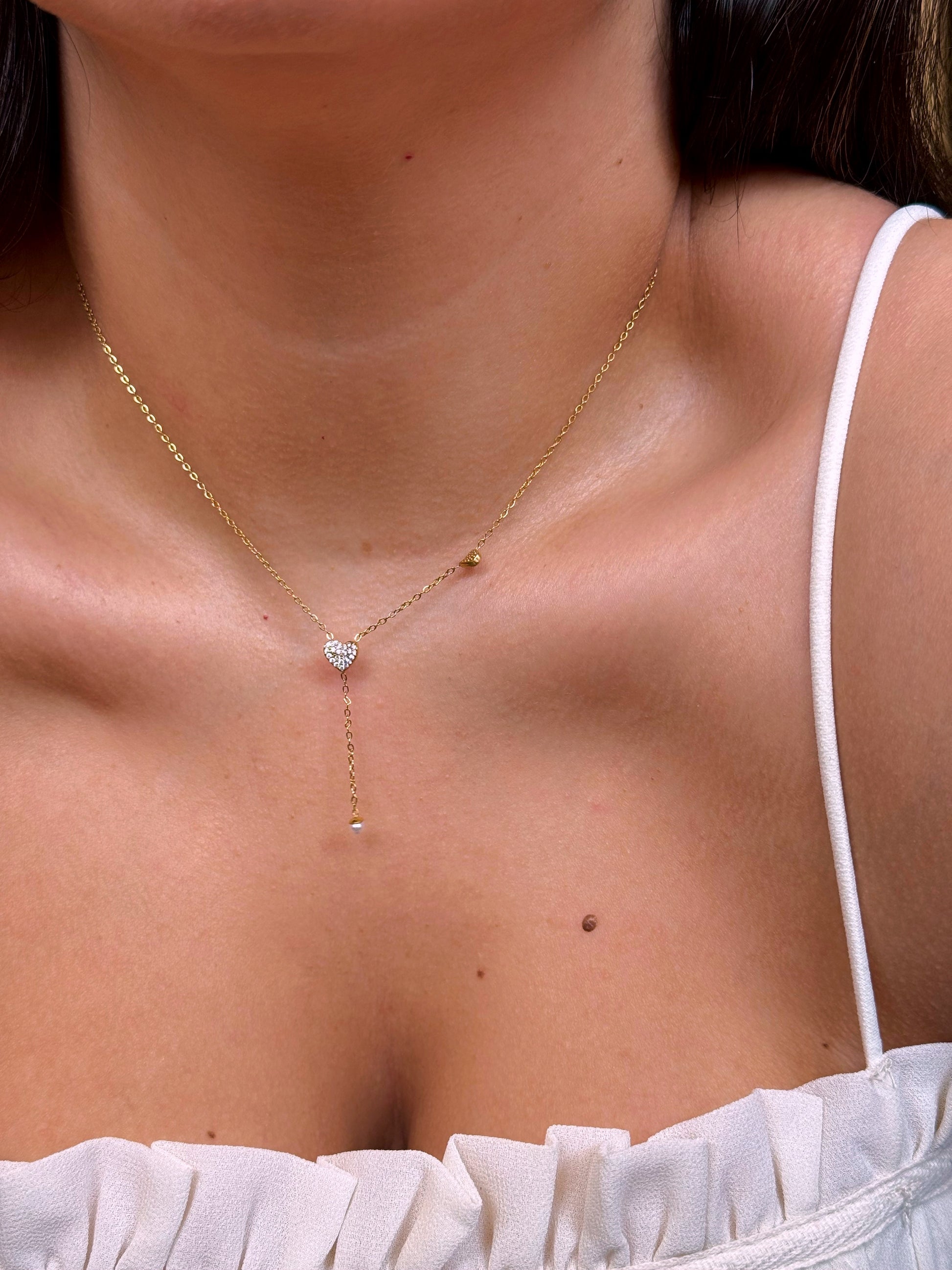 Colar com corações e mini pérola em pendente | Dourado