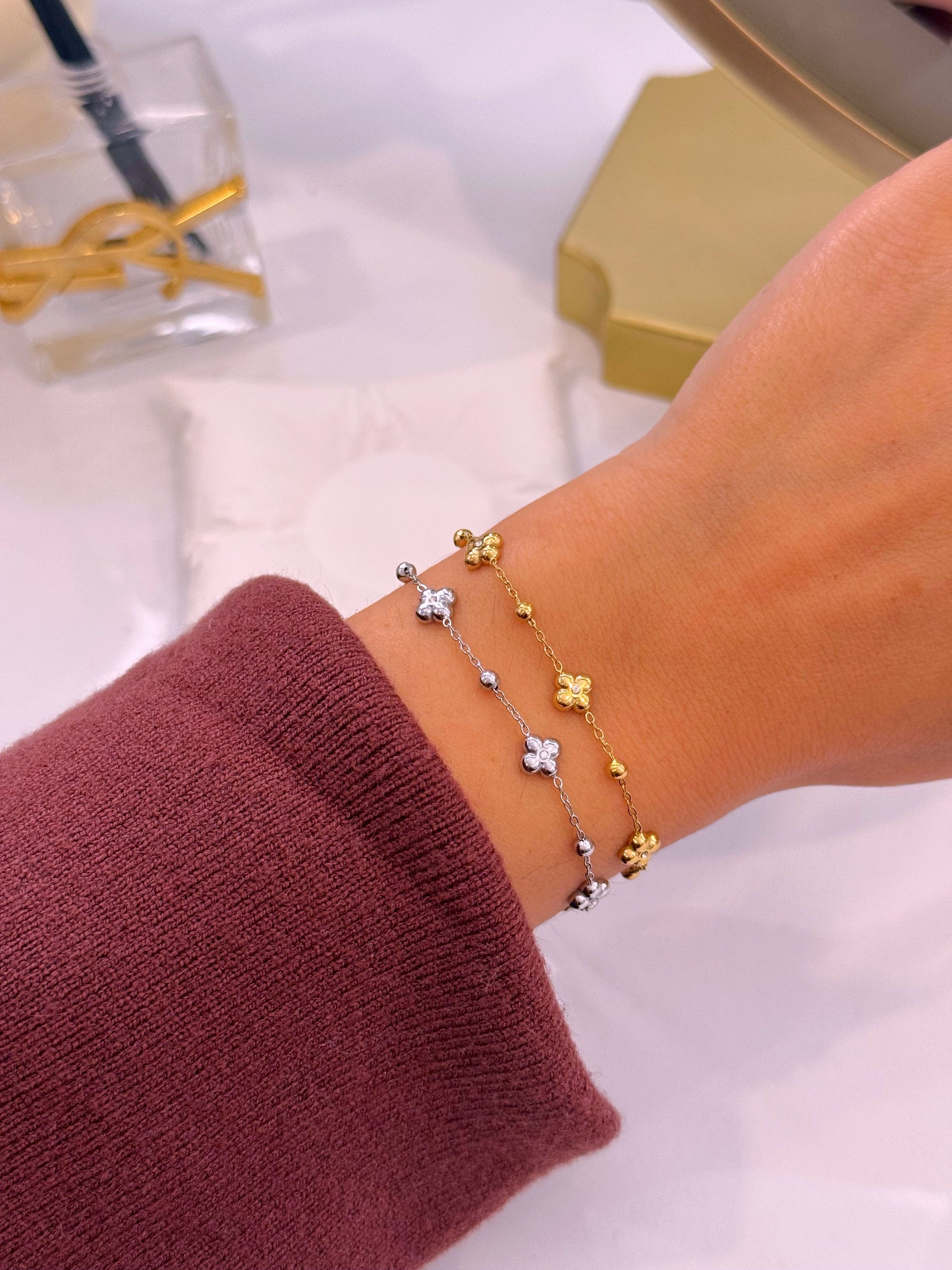 Pulseira com mini flores com brilhantes e bolinhas | 2 Cores