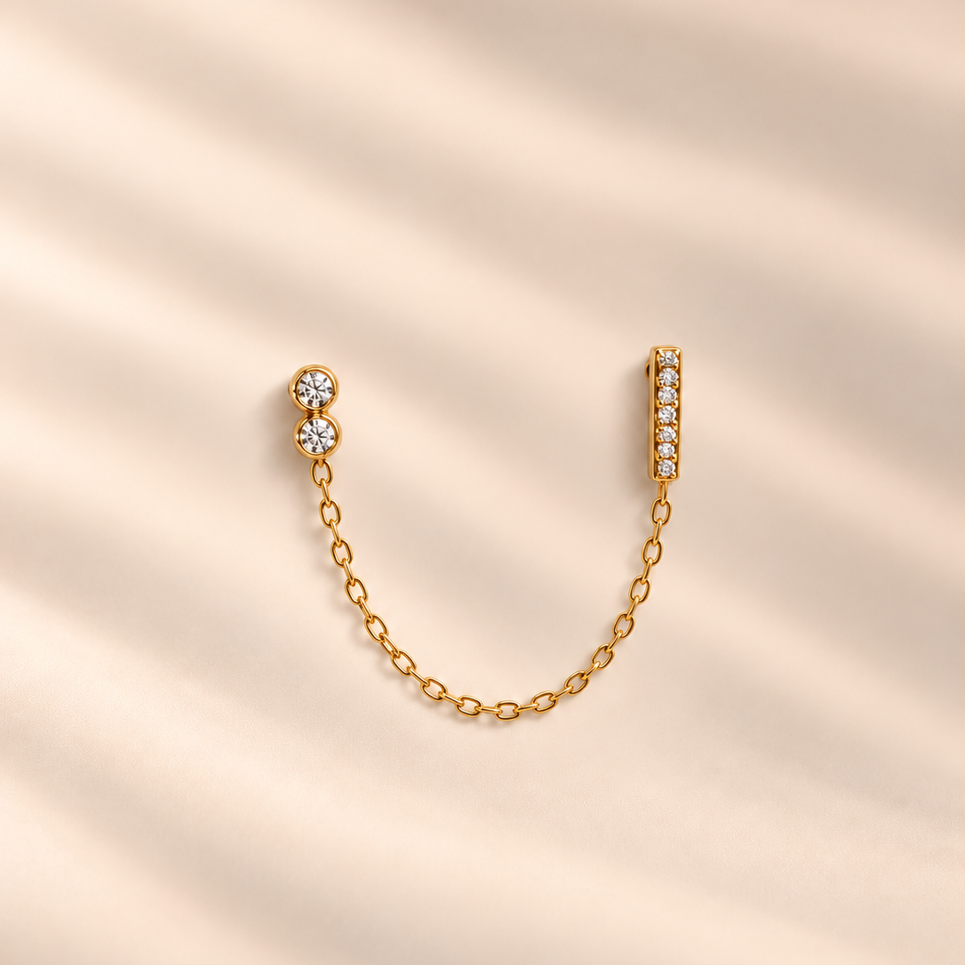 Brinco com barrinha de brilhantes e corrente para 2 furos e pendente | Dourado