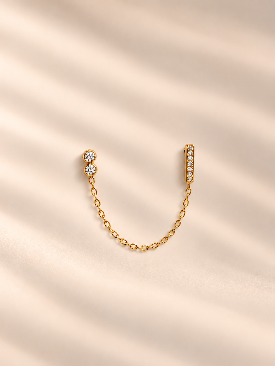 Brinco com barrinha de brilhantes e corrente para 2 furos e pendente | Dourado
