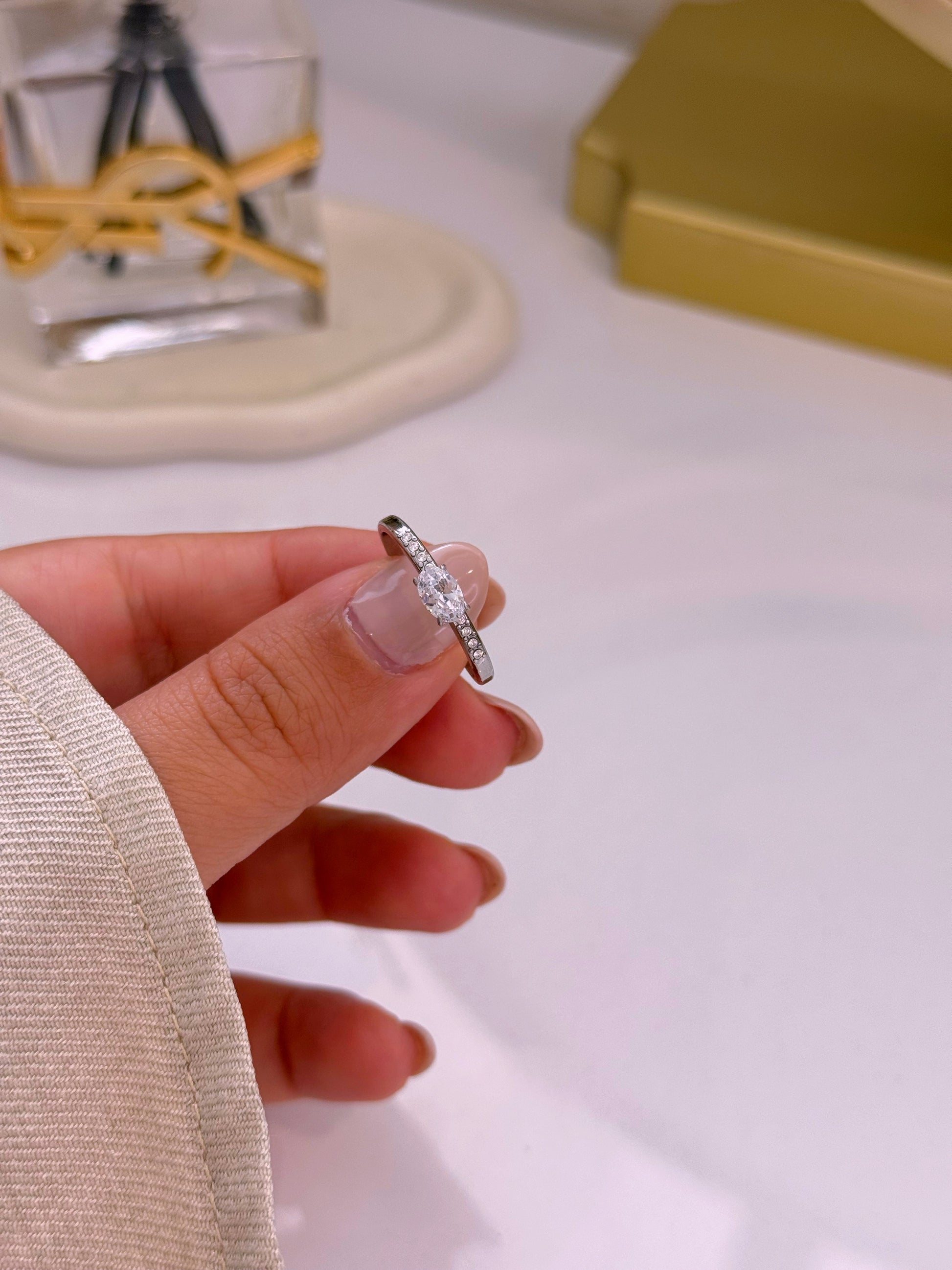 Anel ajustável com pedra oval e brilhantes | 2 Cores