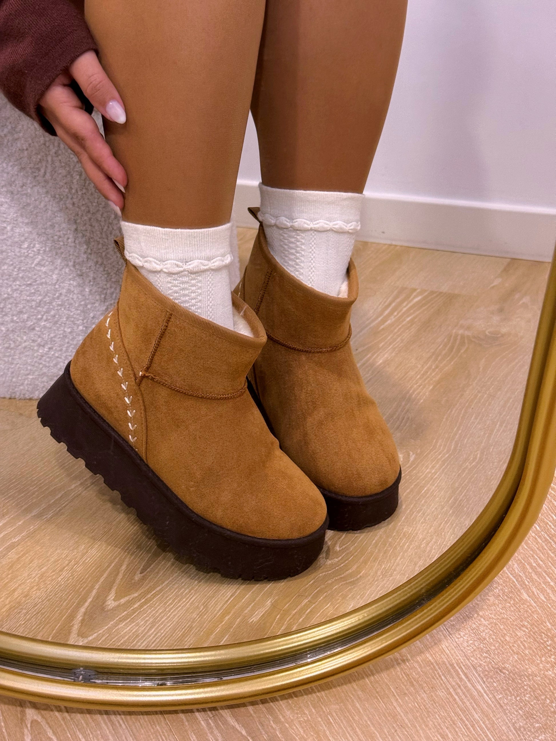 Bota pantufa com pelinho e detalhe bordado | Camel