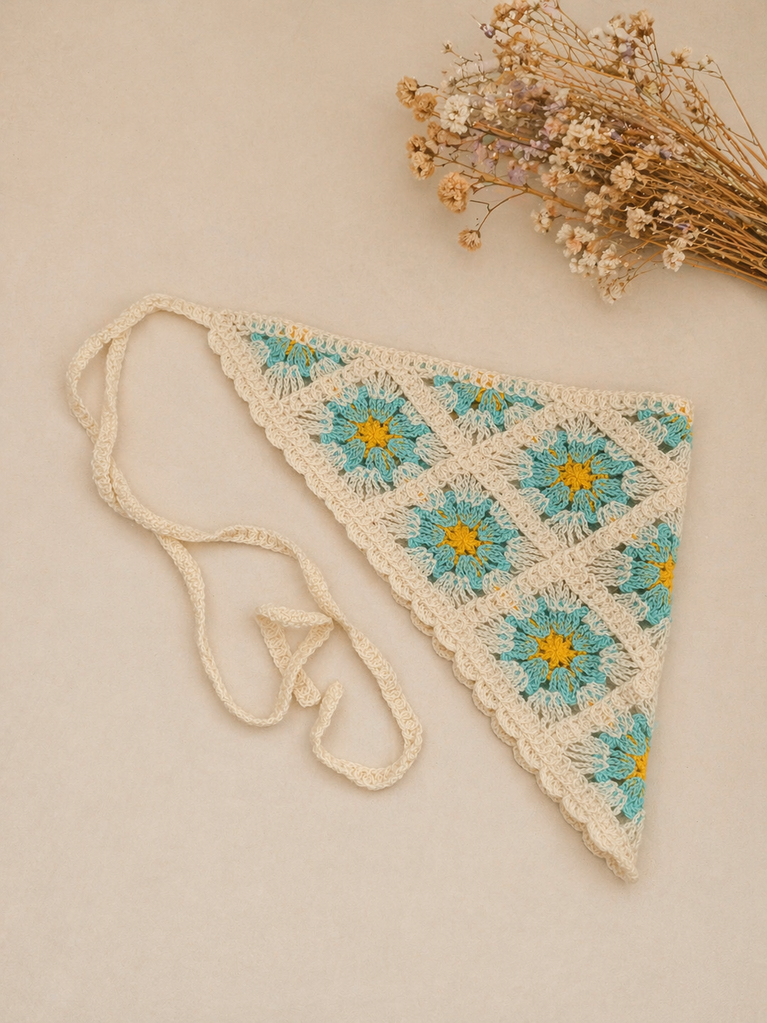 Bandana multifuncional em croché | Bege com Flores Azuis