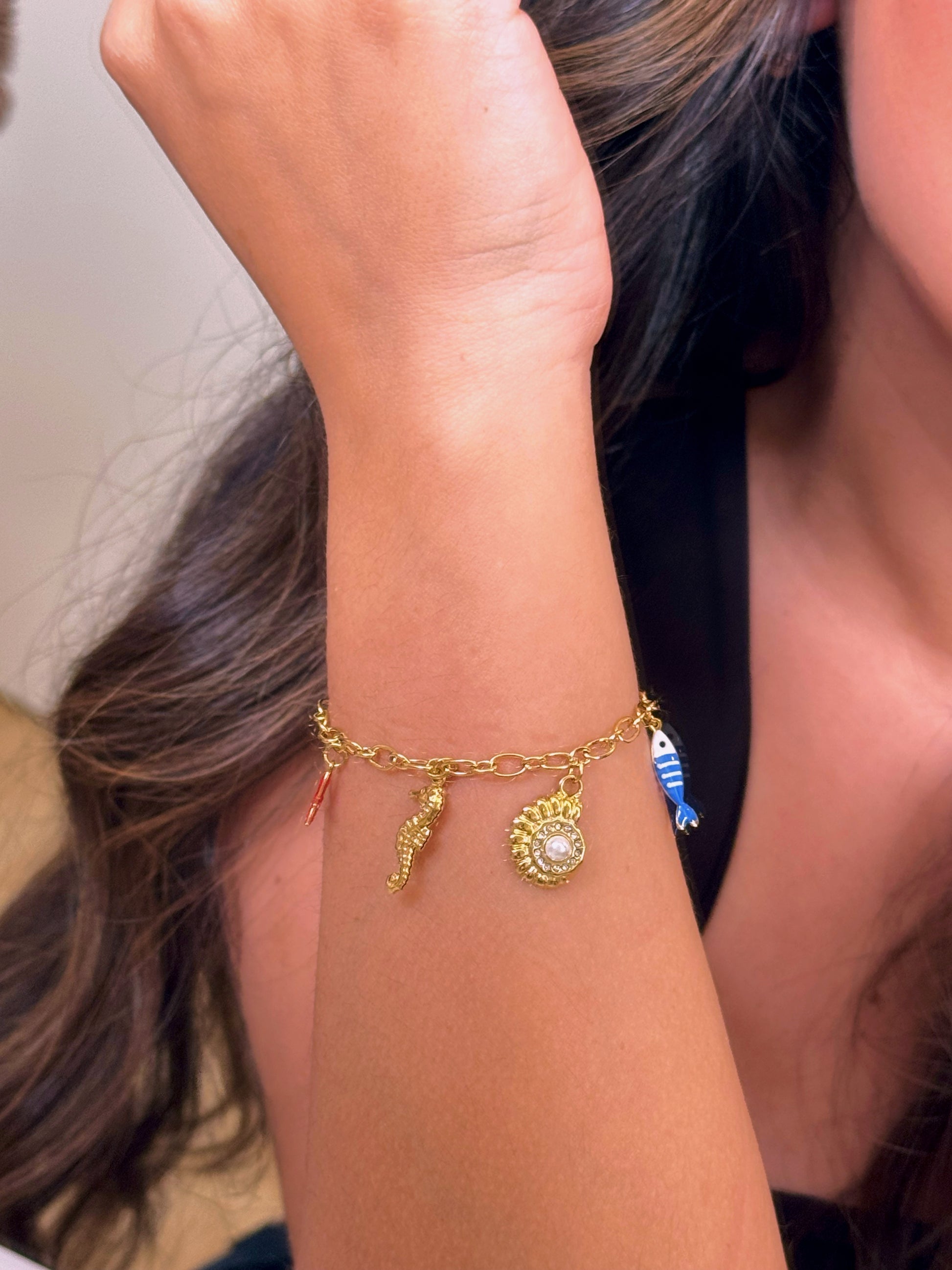 𝐄𝐝𝐢𝐜̧𝐚̃𝐨 𝐋𝐢𝐦𝐢𝐭𝐚𝐝𝐚 𝐕𝐞𝐫𝐚̃𝐨 🐚 Pulseira corrente com concha e pérola e vários pendentes | Dourado