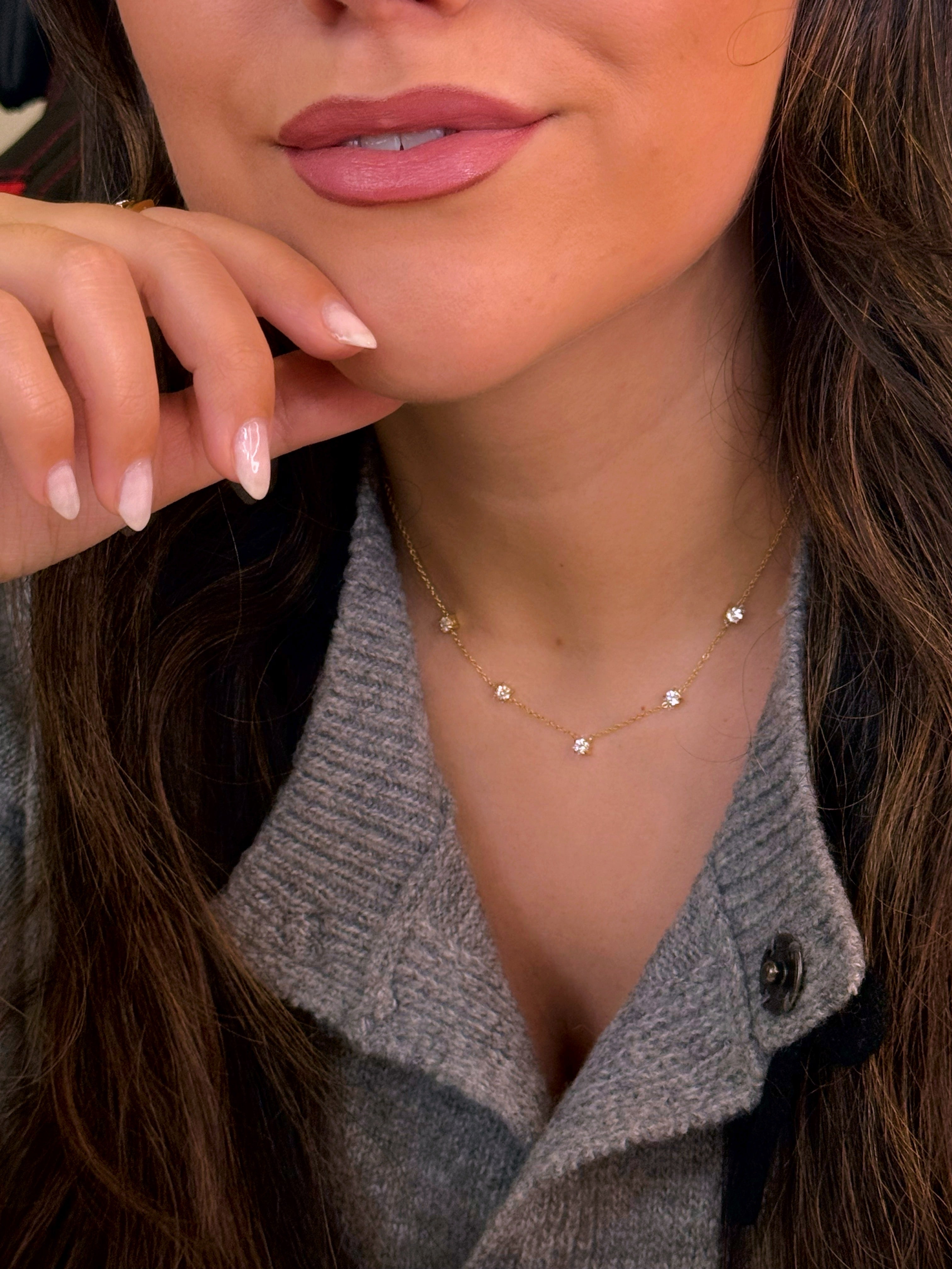 Colar elegante com pontos de luz | Dourado