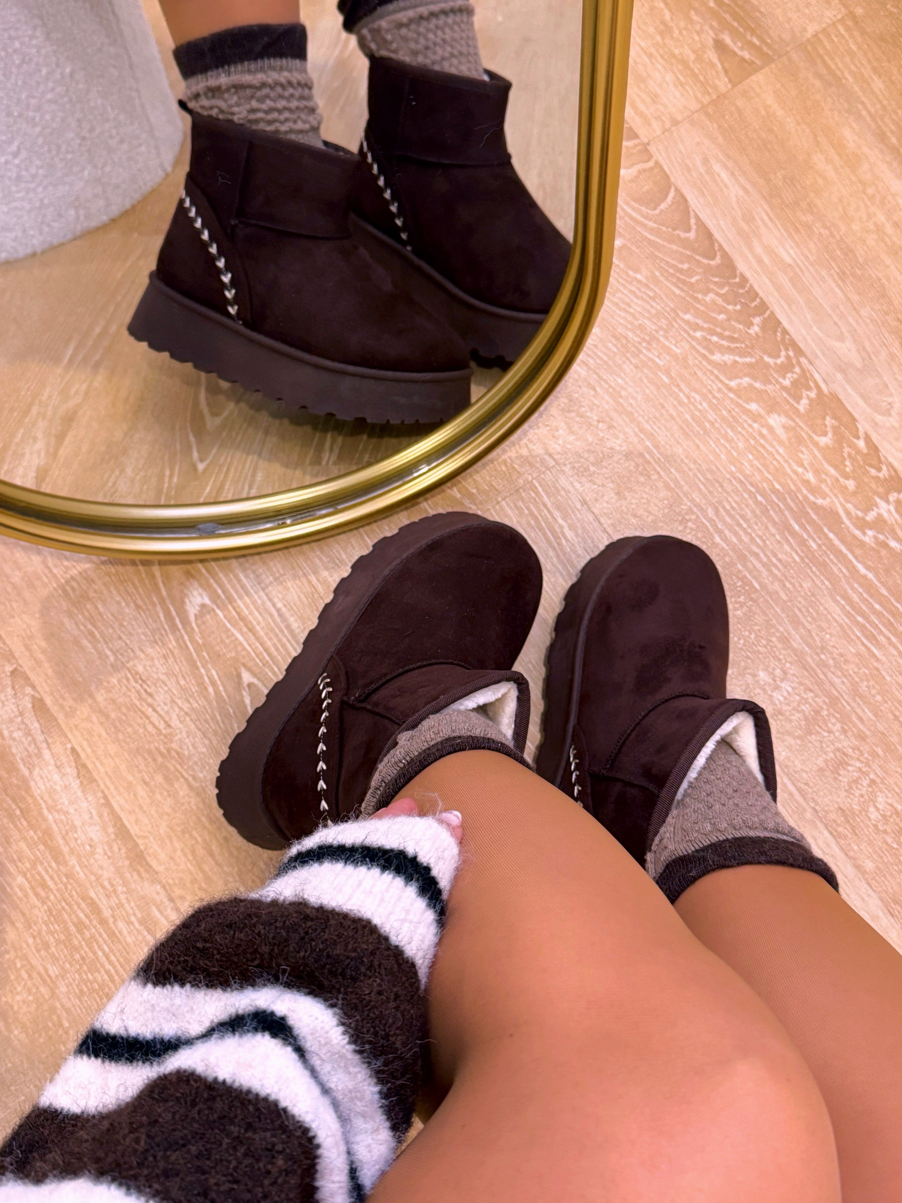 Bota pantufa com pelinho e detalhe bordado | Castanho