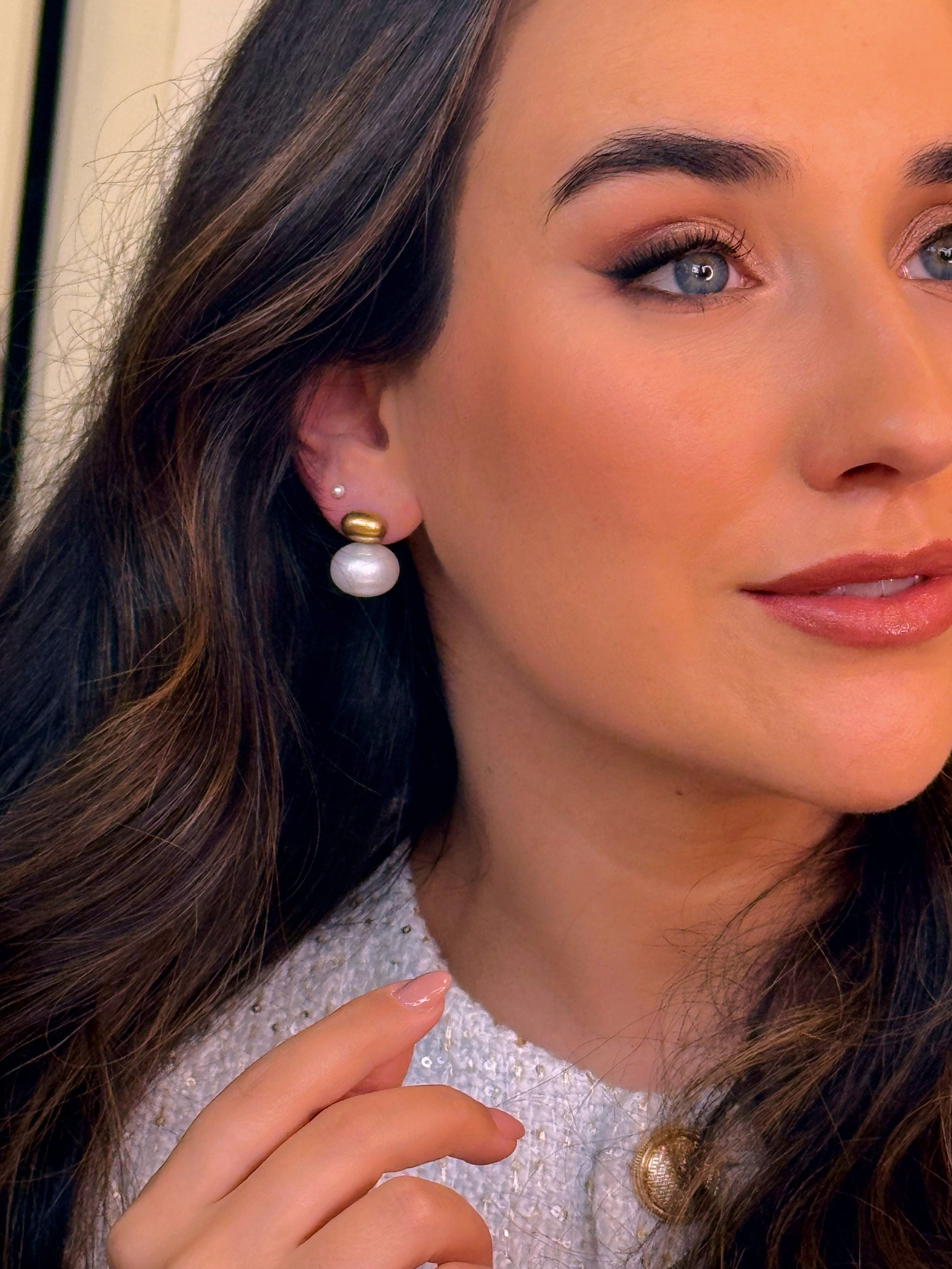 Brincos elegantes com detalhe oval e pérola irregular | Dourado