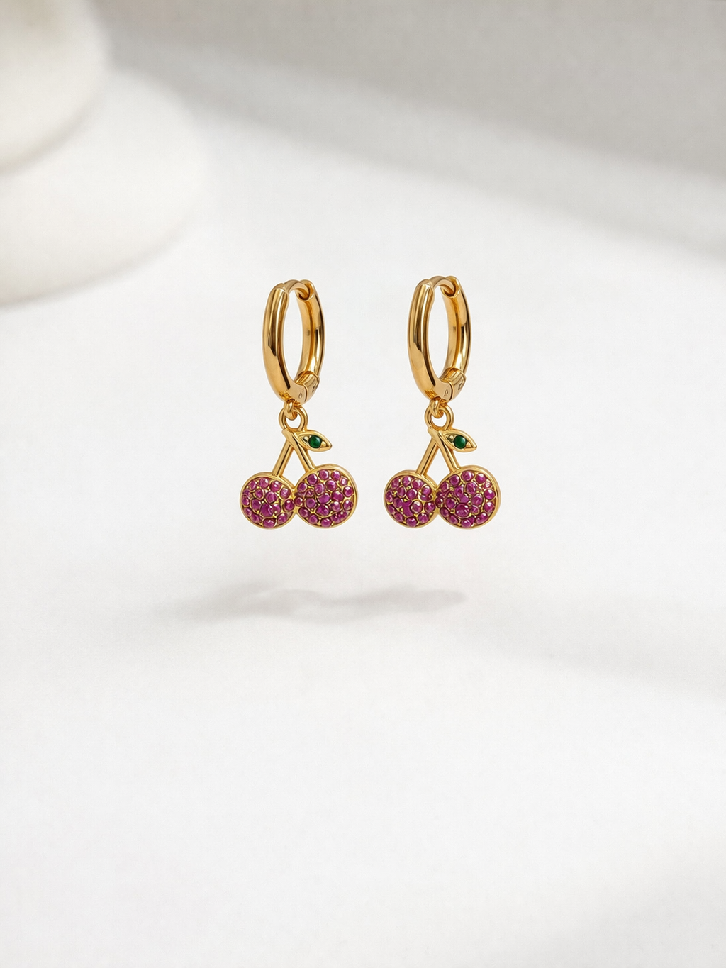 Argolinhas lisas com mini cerejas em pendente | Dourado