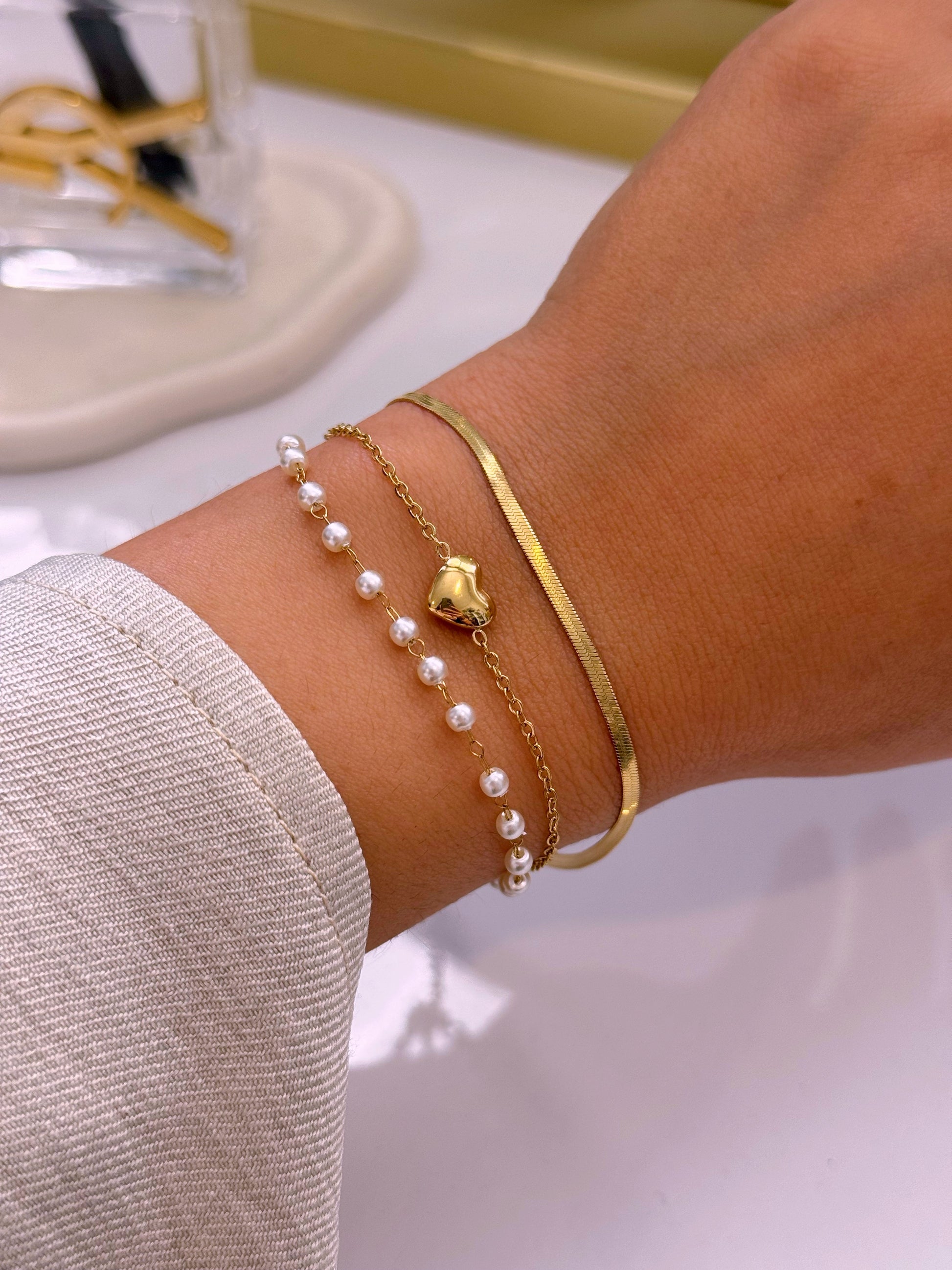 Pulseira efeito triplo • malha achatada, fininha com pérolas e fininha com coração | Dourado