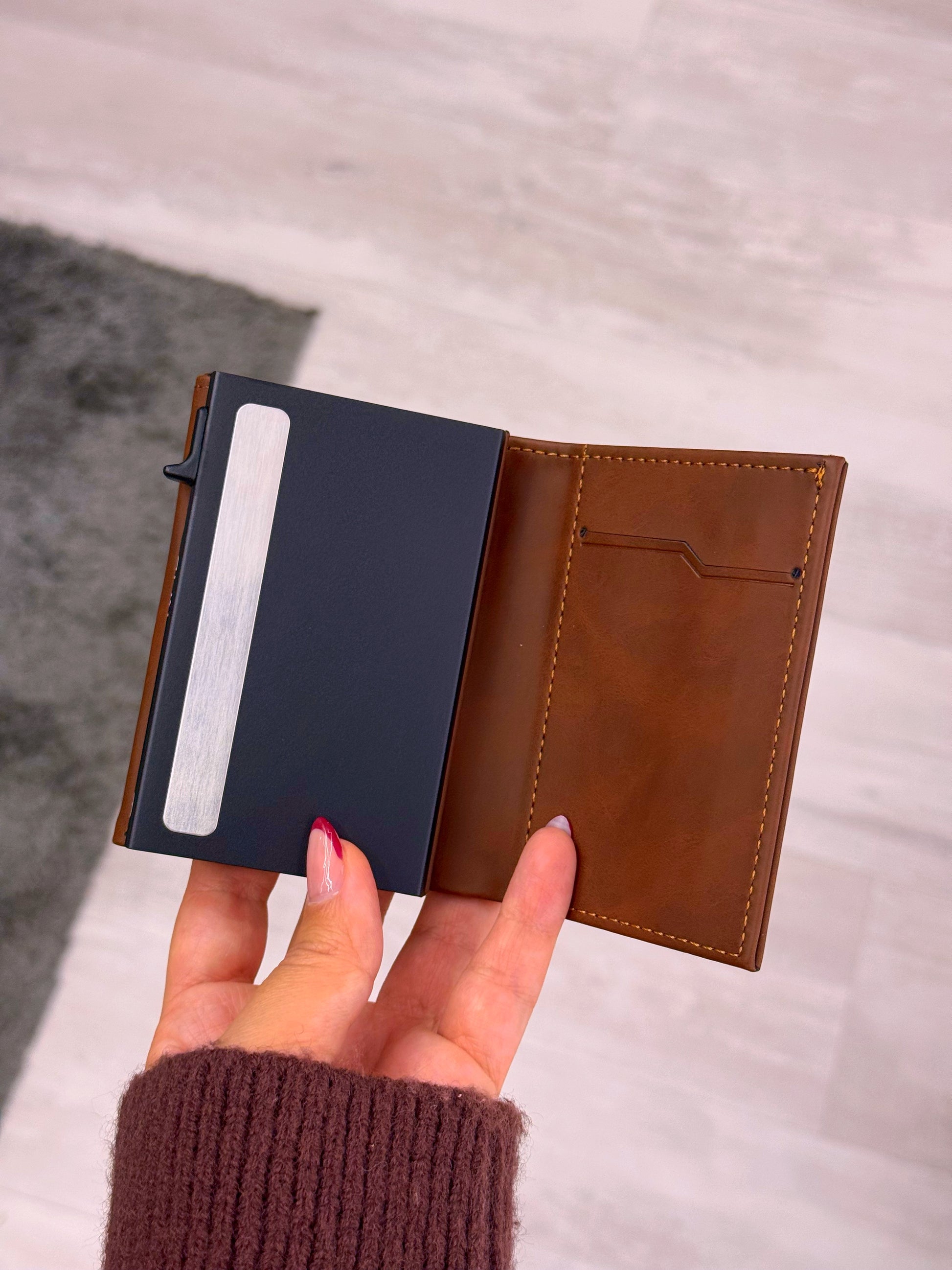Porta cartões com fecho e aba extra para notas  | Castanho escuro