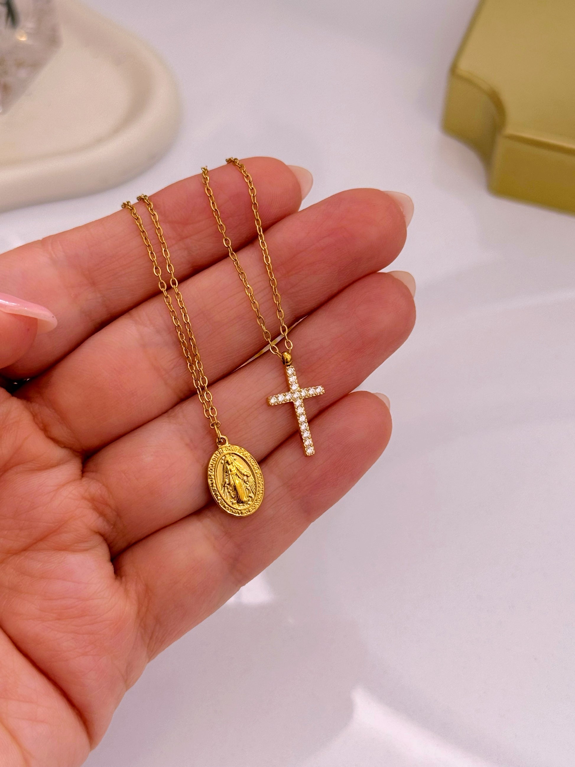 Colar duplo • medalha Nª Senhora e cruz de brilhantes | Dourado